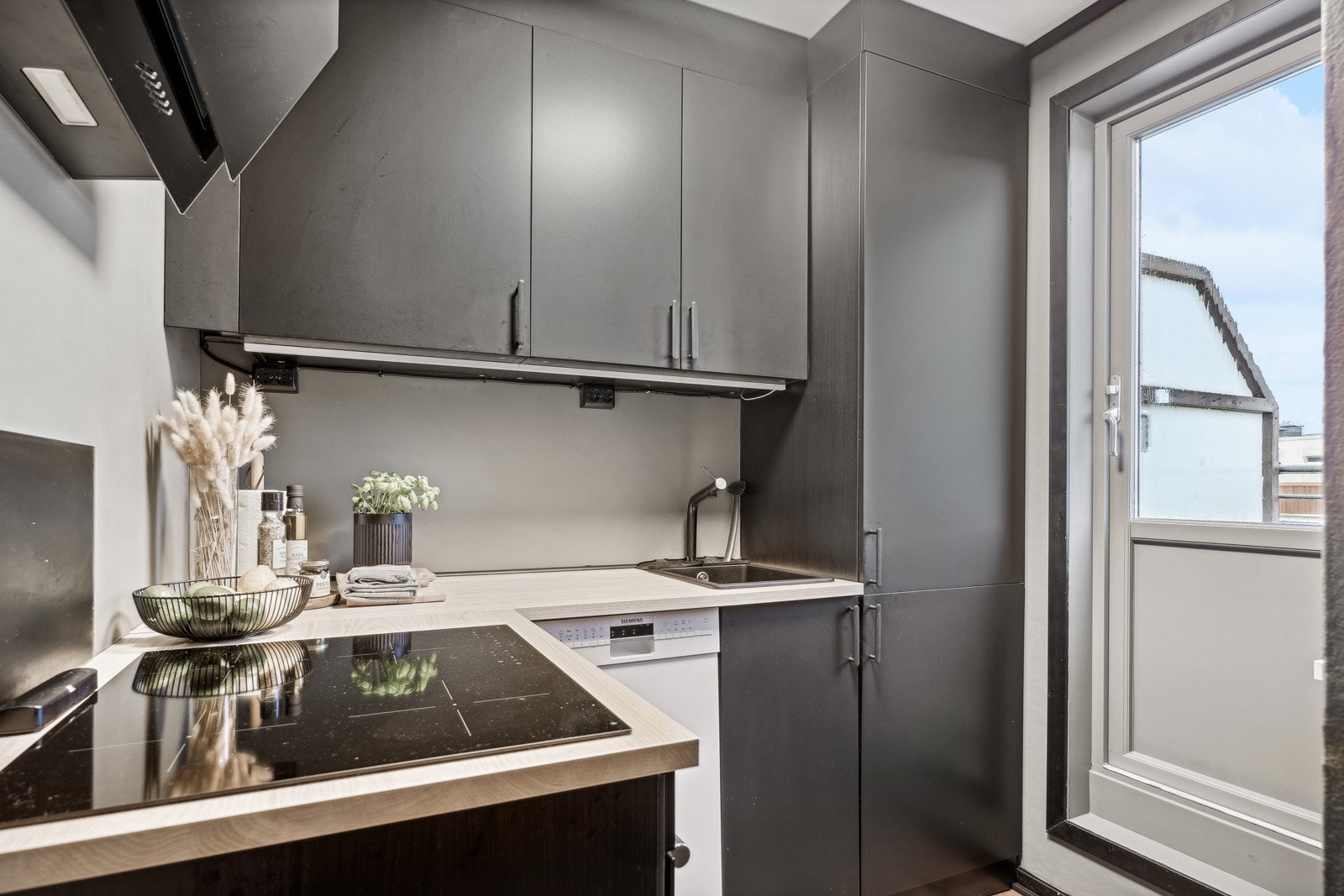 Kjøkken med Ikea innredning fra 2024 med benkeplate i laminat. Galleribilde