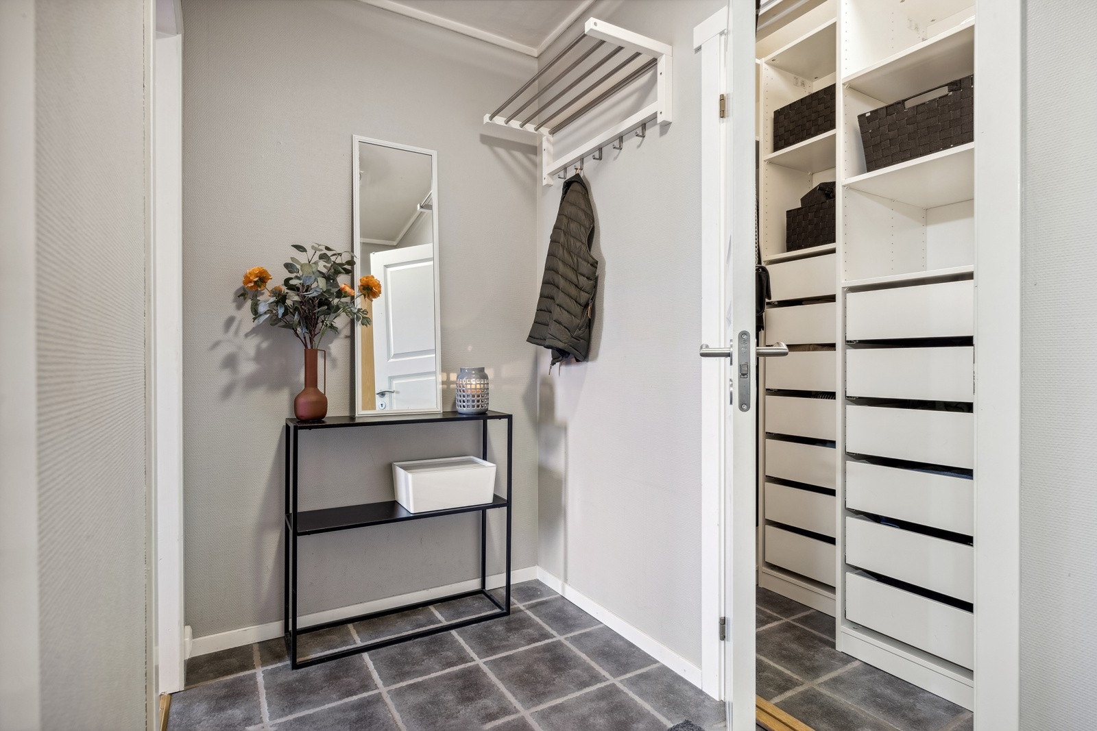 Gangen har godt med plass til å henge fra seg sko og yttertøy. Galleribilde