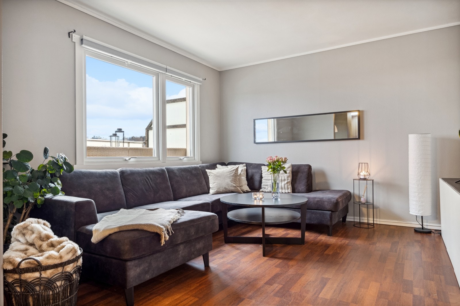 Stuen er malt i klassiske og tidløse farger noe som gjøre det enkelt å møblere. Galleribilde