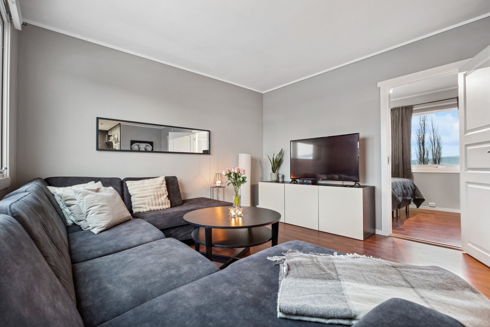 Stuen har rikelig med plass til en større sofa med et salongbord. Galleribilde