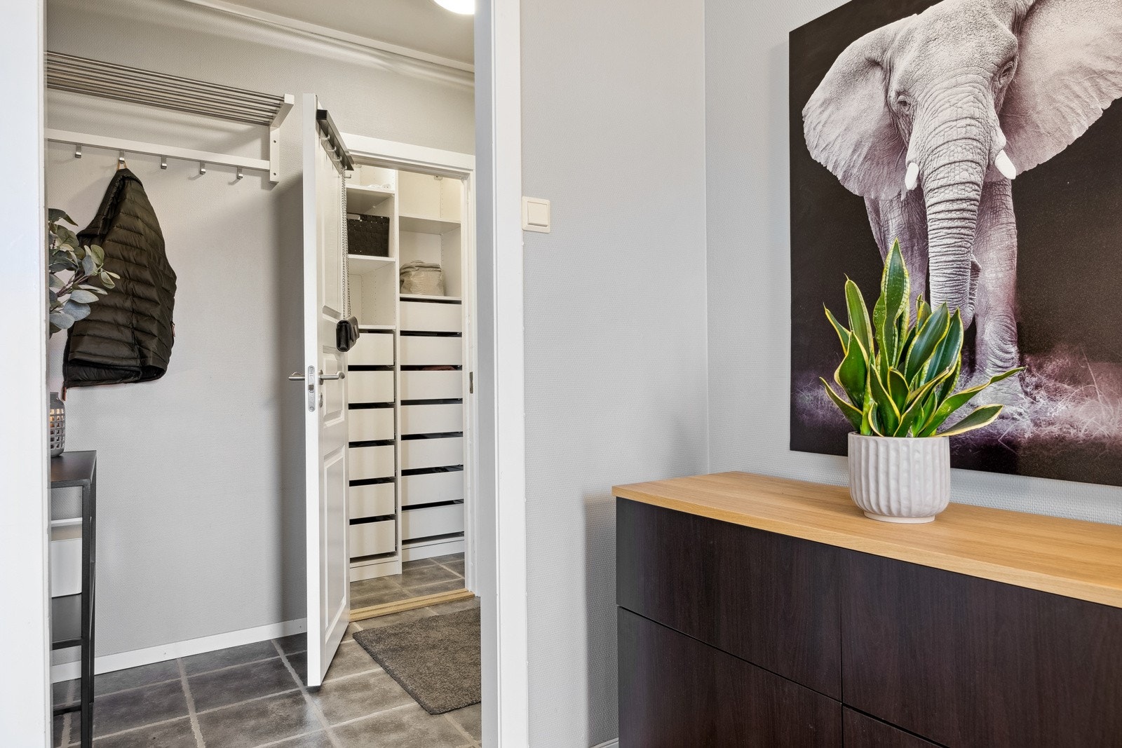 På gangen er det slitasjesterke gulvfliser for en praktisk hverdag. Galleribilde