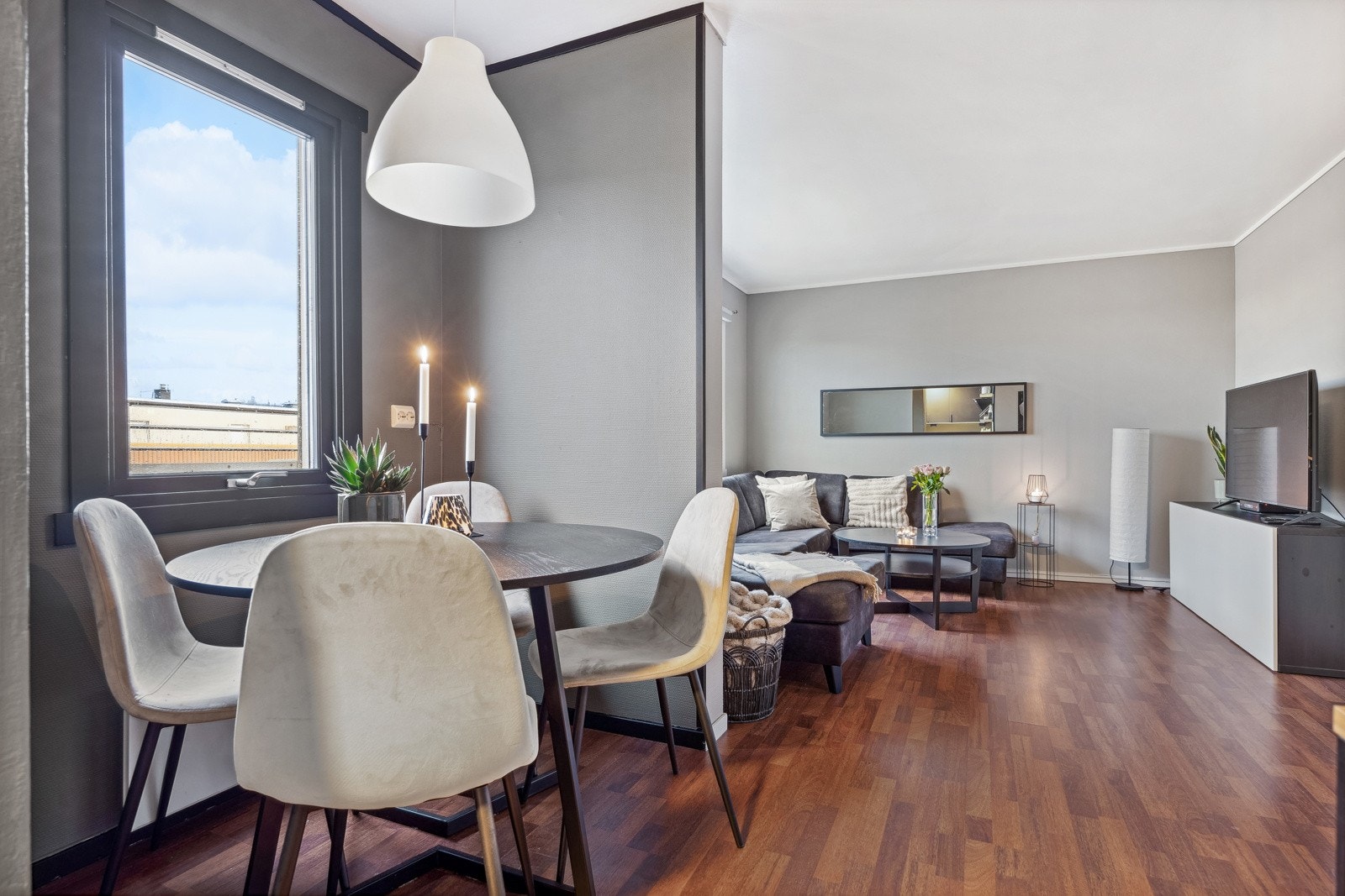 Stuen har store vindusfalter som slipper inn mye dagsslys. Galleribilde