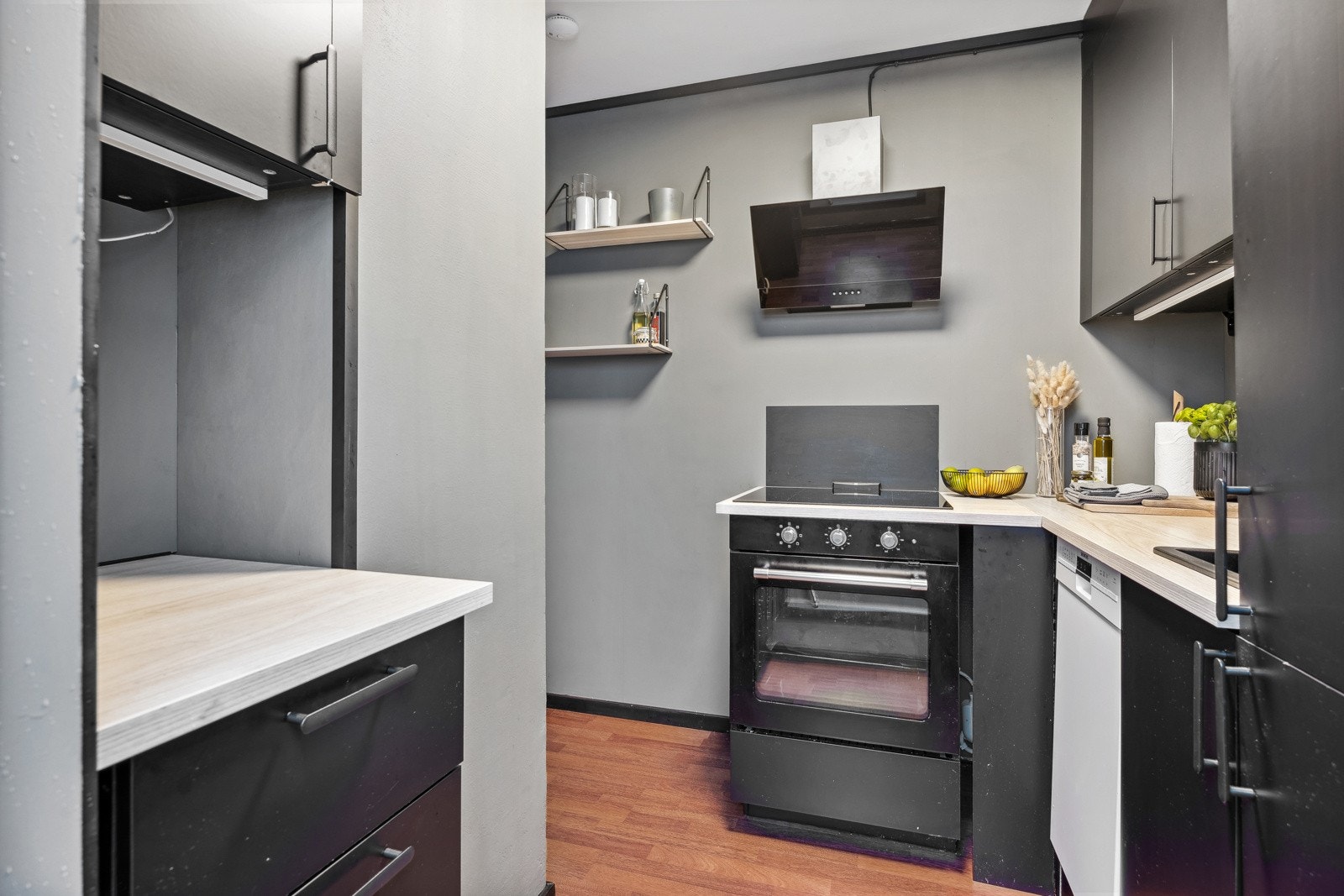 På kjøkkenet er det rikelig med skap- og benkeplass. Galleribilde