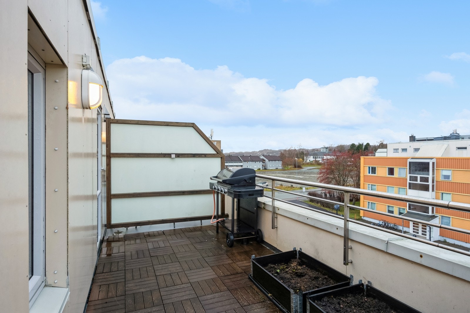 Terrassen er et perfekt sted å tilbringe fine sommerdager. Du får sol på terrasse fra 11:00 til 22:30/23:00 på sommerstid. Galleribilde