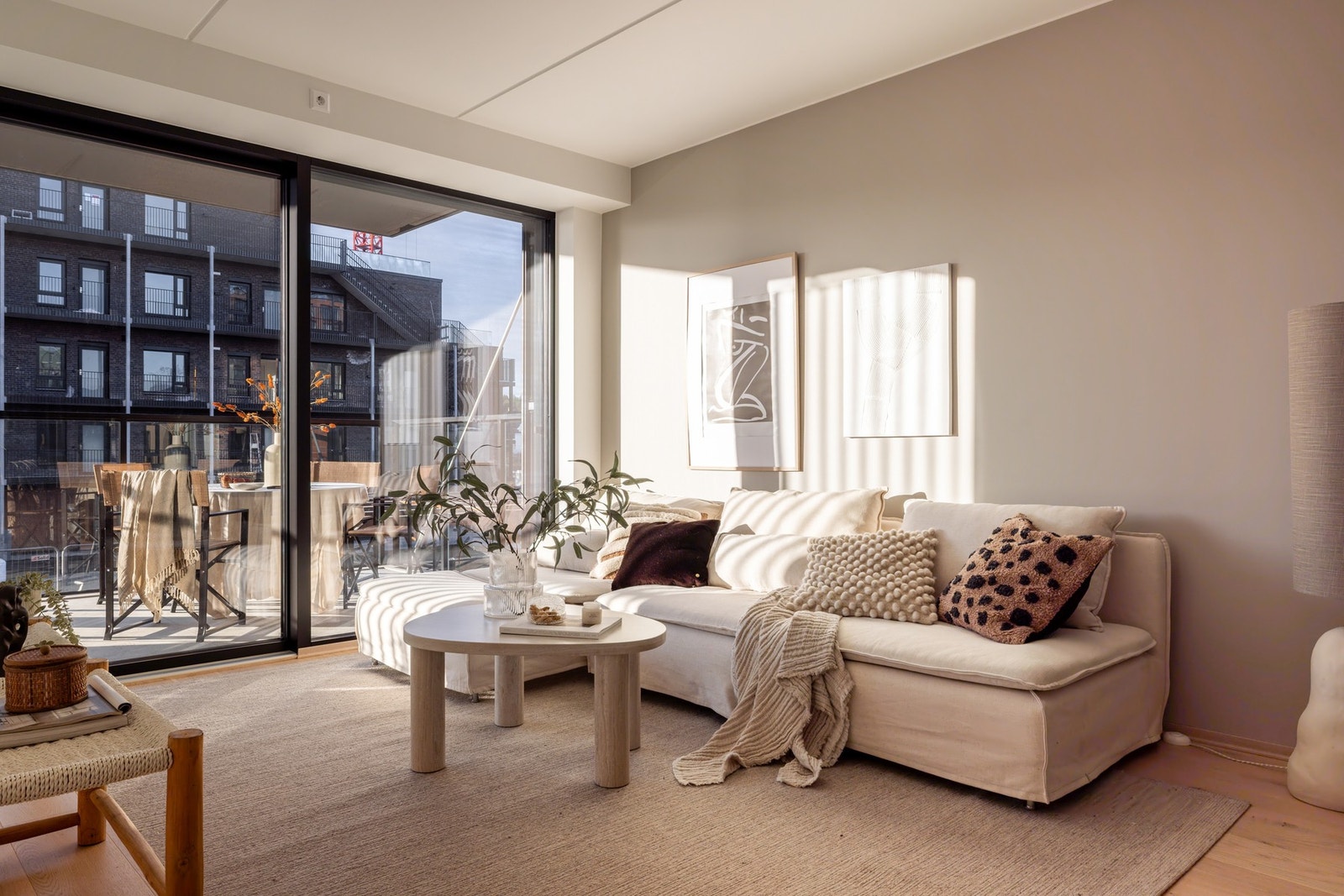 Store vindusflater i stuen sørger for godt med naturlig lysinnslipp Galleribilde