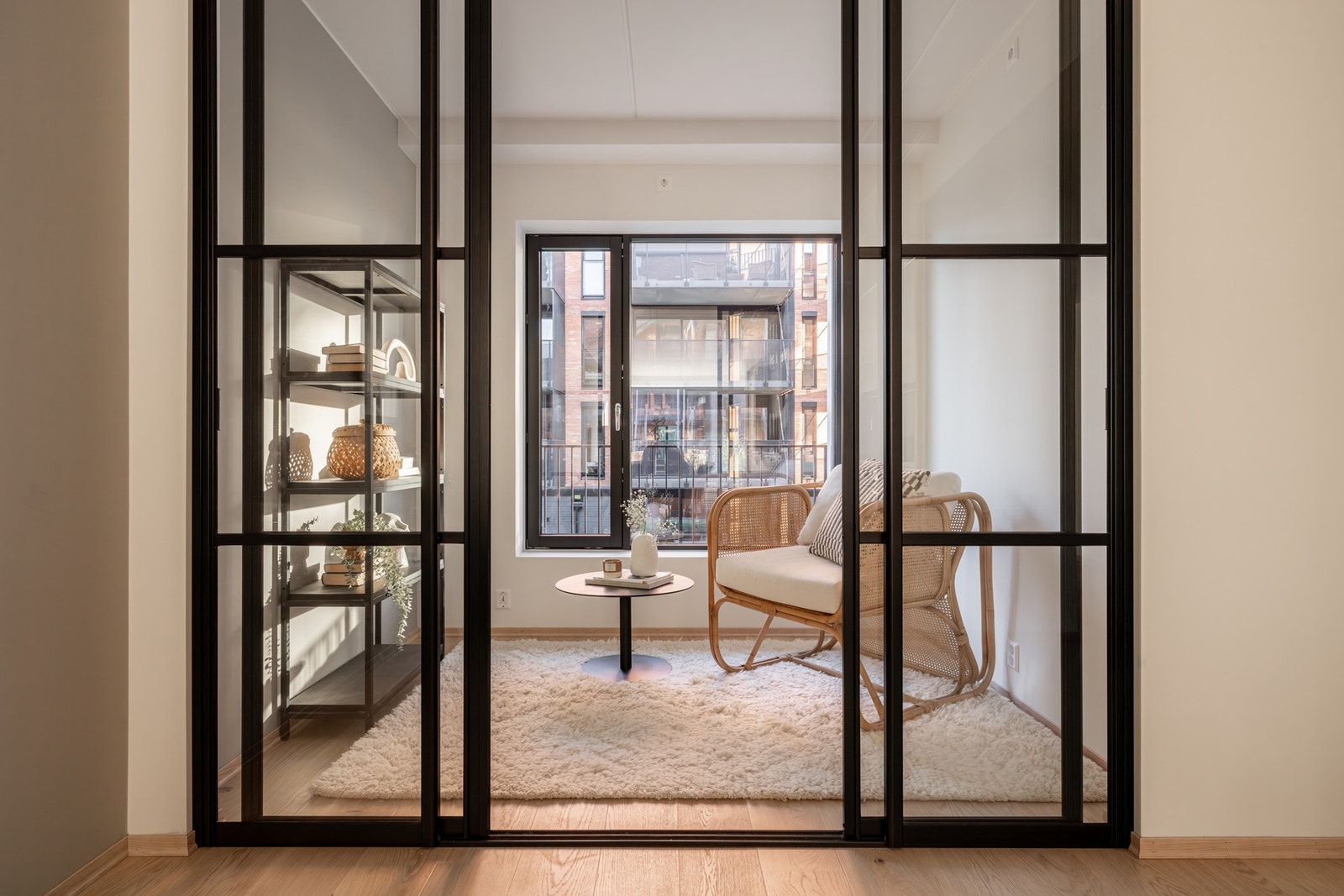 Lyddempende industridører i glass mellom spisestue og gjesterom/TV-stue Galleribilde