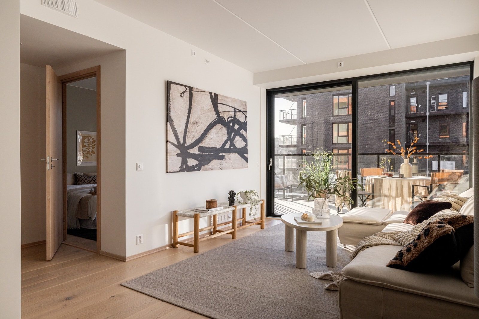 Stue/kjøkken med generøs takhøyde på 260cm. Leiligheten har vannbåren varme, balansert ventilasjon og 1-stavs parkett Galleribilde