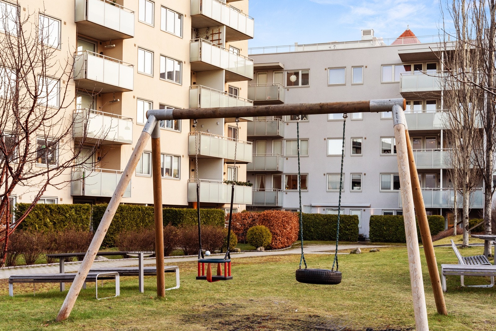 Lekeapparater og boltreplass for de minste i skjermet og lukket bakhage. Galleribilde