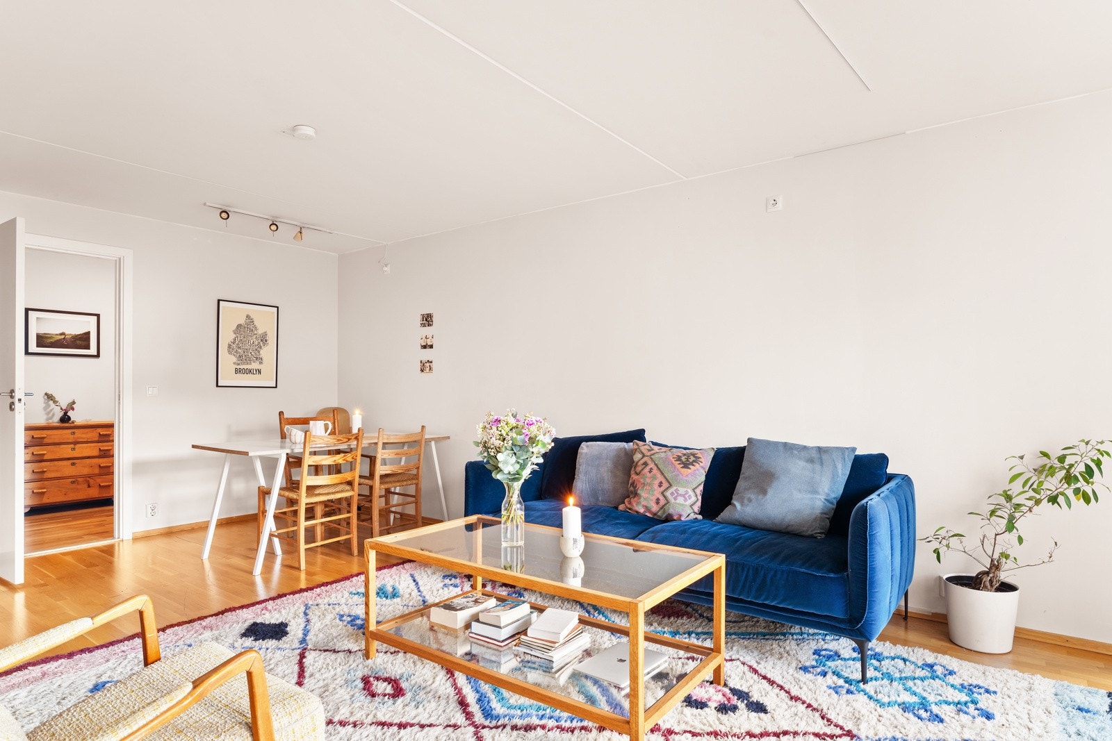 Den gode størrelsen på rommet gjør det enkelt å innrede med sofagruppe og spisegruppe. Galleribilde