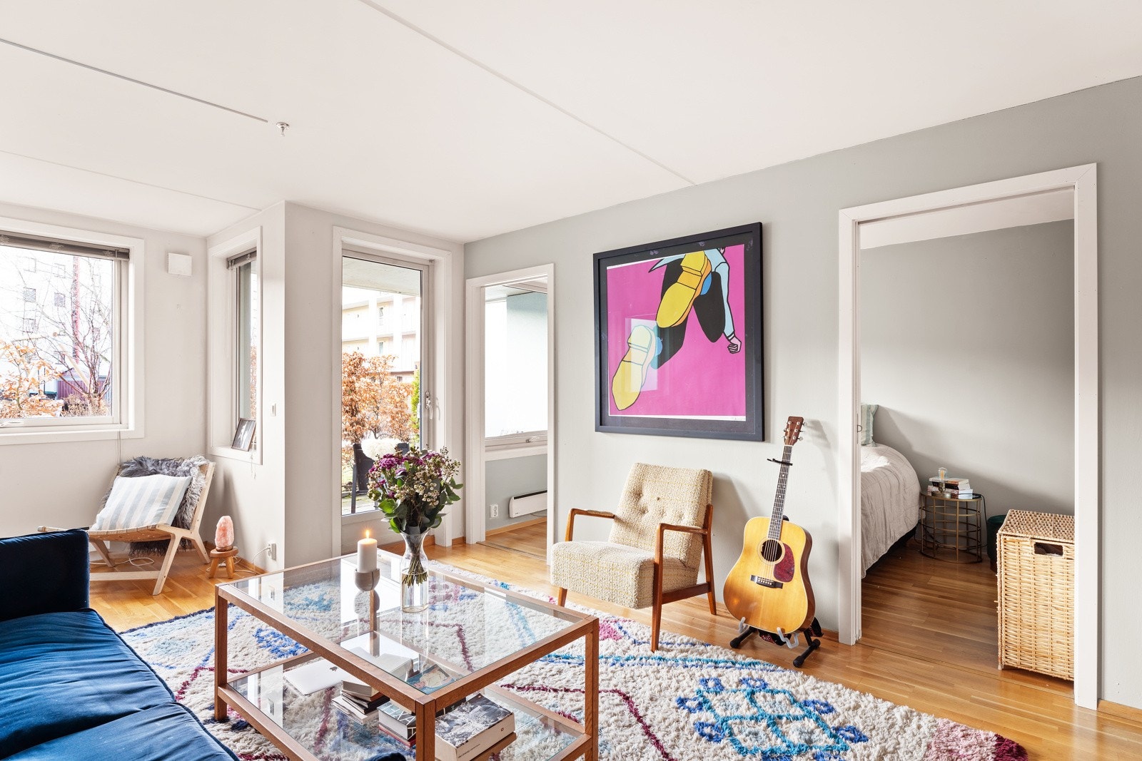 Romslig stue med en funksjonell planløsning som man enkelt kan dele inn i hyggelige soner. Galleribilde