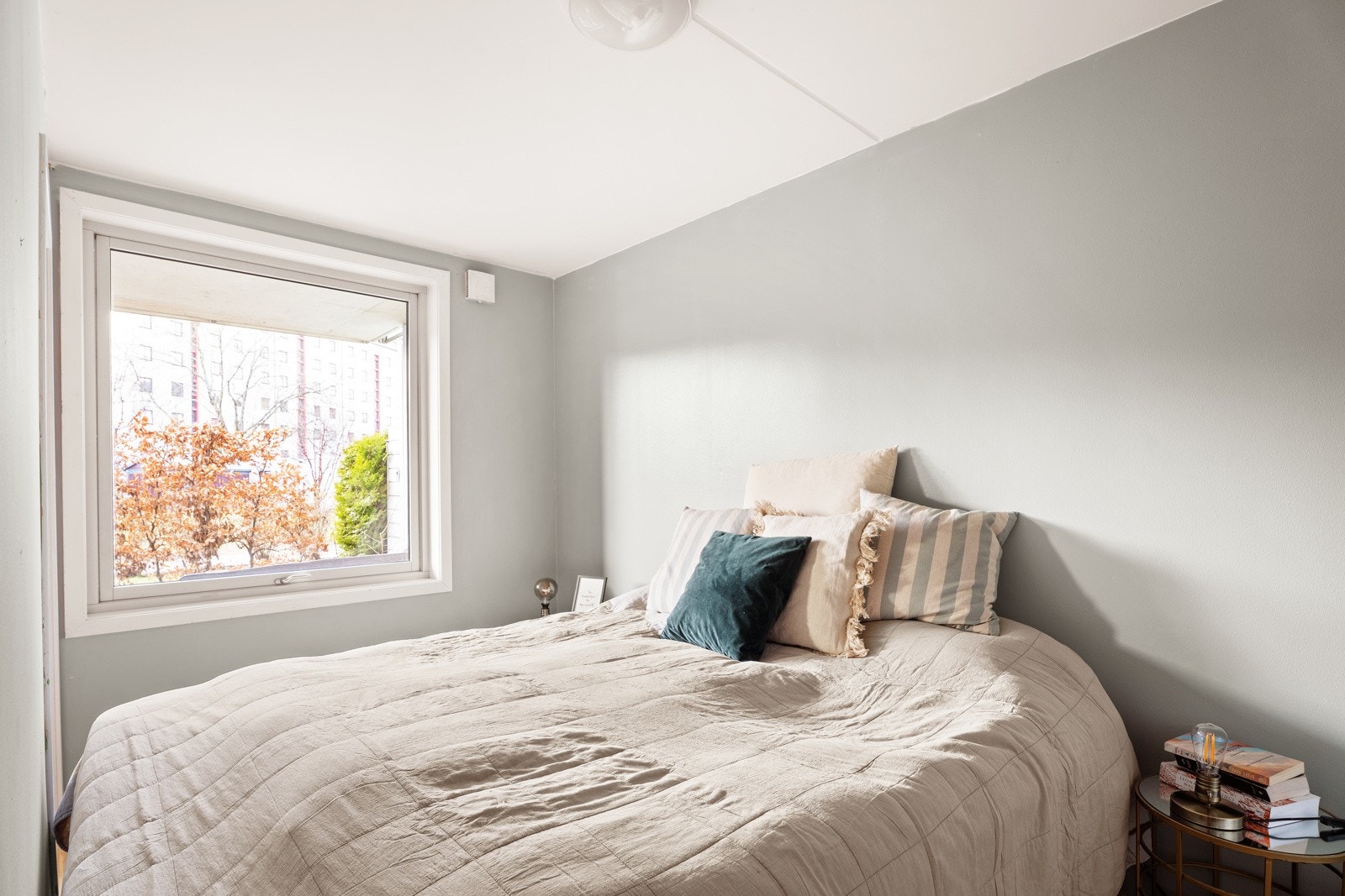 God plass til dobbeltseng og nattbord. Galleribilde