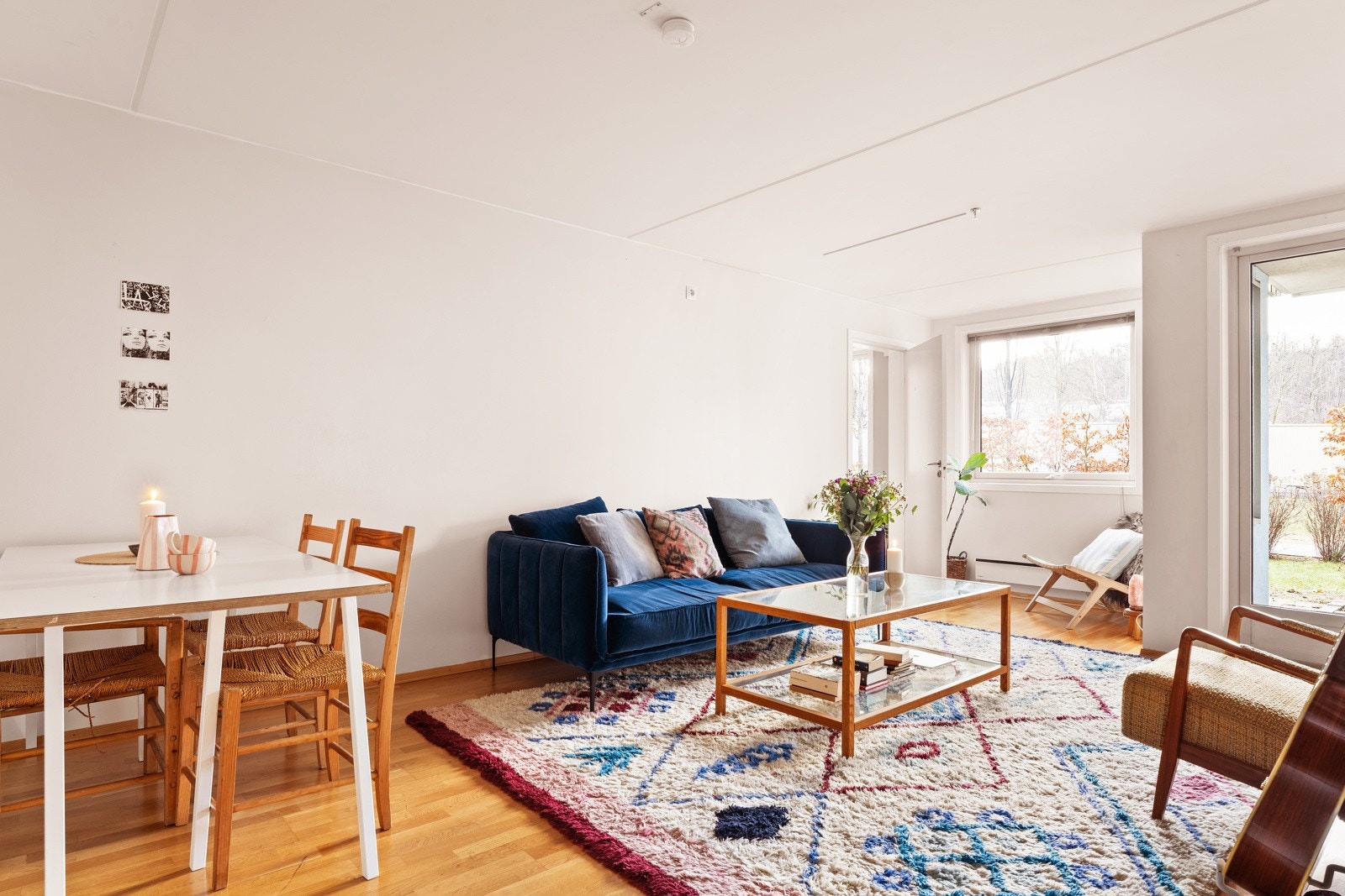 Stor vindusflater slipper inn mye naturlig lys og skaper en god atmosfære. Galleribilde