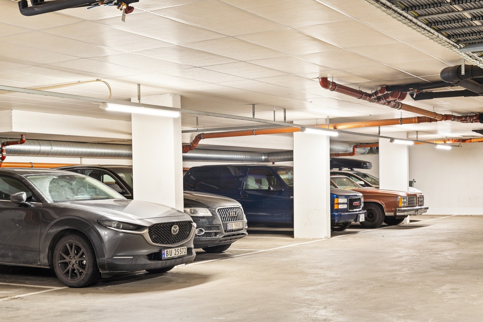 Parkeringsplass i felles garasjeanlgg. Galleribilde