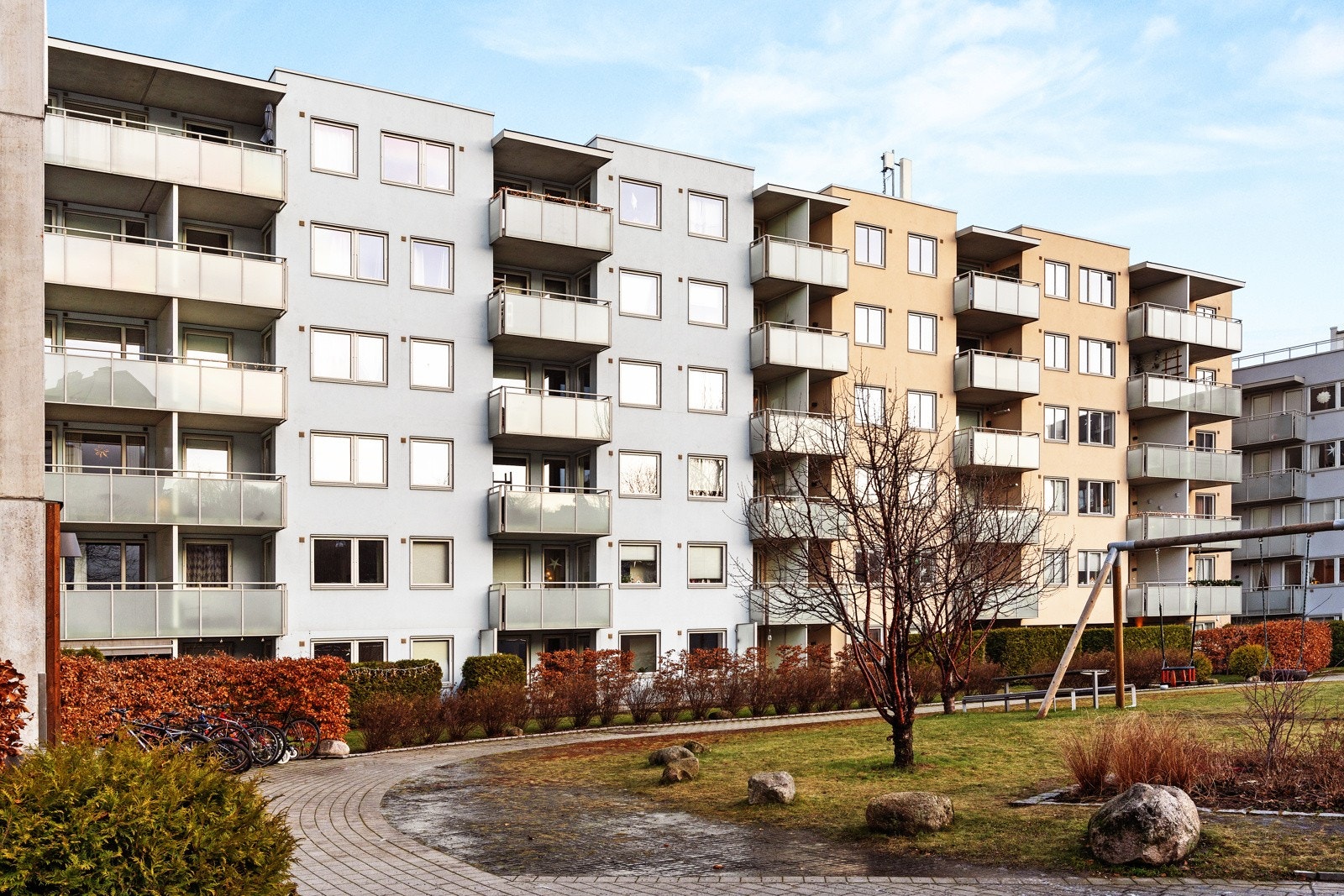 Felles eiet tomt for sameiet. Tomten er pent opparbeidet med grøntområder, lekeplasser, busker og bed. Galleribilde
