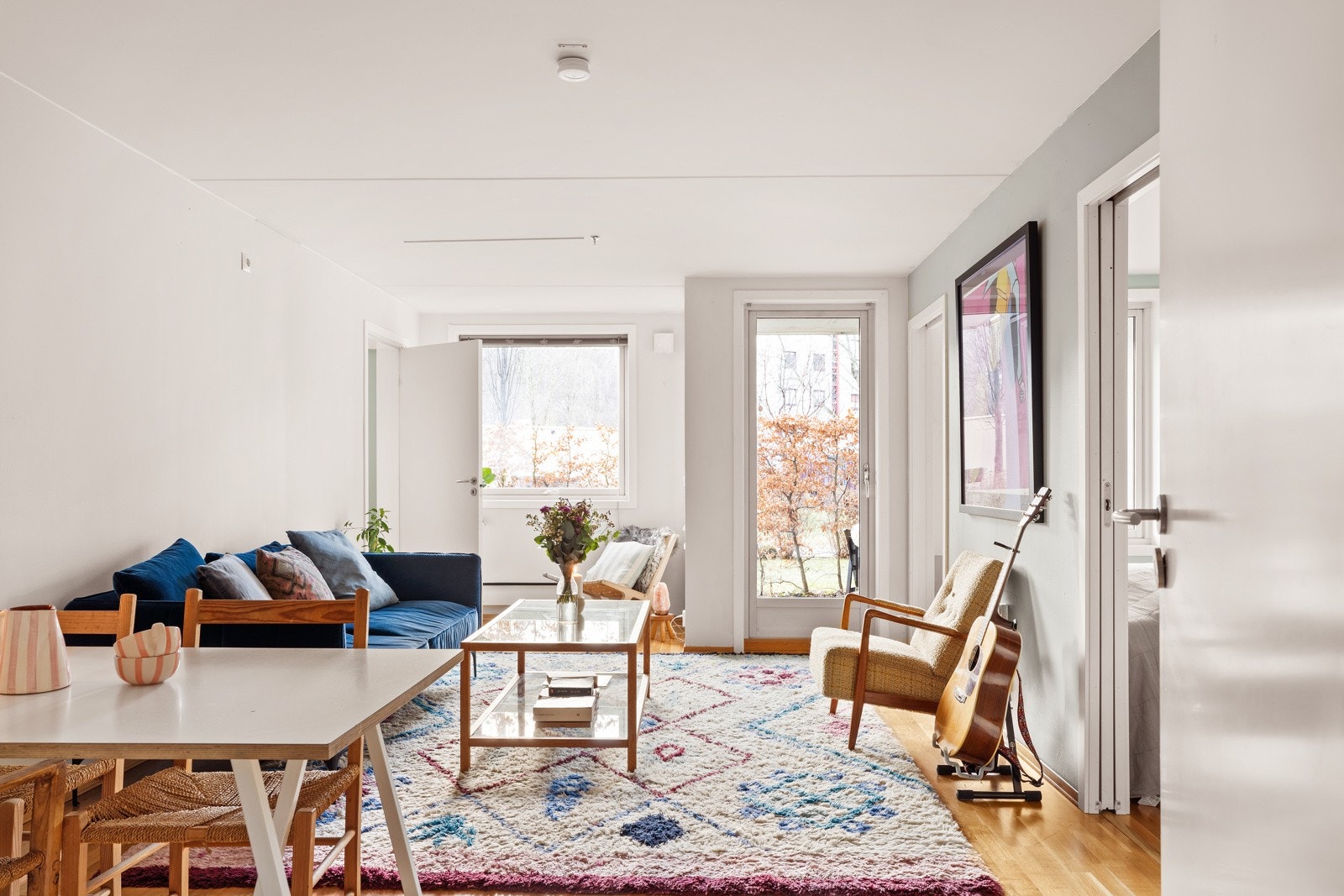 Fra stuen er det utgang til en herlig, sydvendt markterrasse (ca. 16 m2), som blir som en forlengelse av stuen i vår- og sommermånedene. Galleribilde