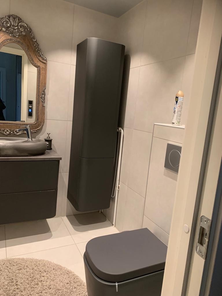 Pent bad med moderne fargevalg og innredning! Galleribilde