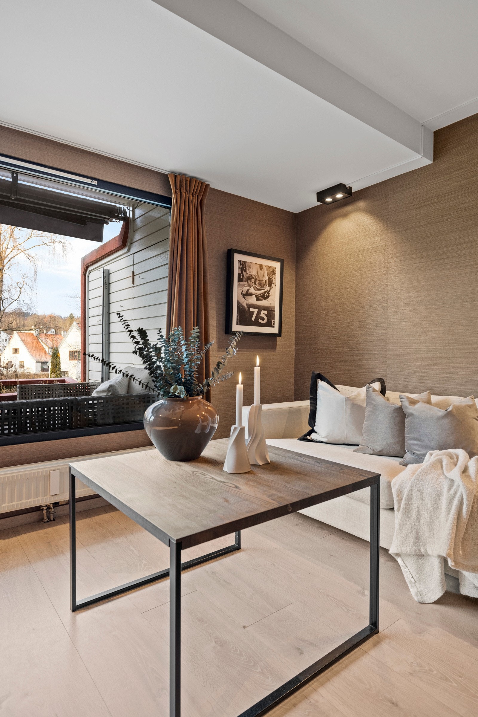 De store vindusflatene gir godt med lysinnslipp og skaper en god atmosfære. Galleribilde