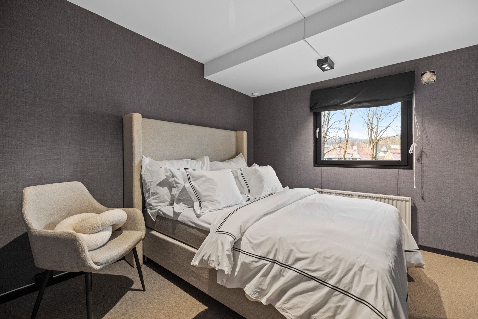 Soverommet er tapesert i en lun og behagelig farge for godt sovemiljø. Galleribilde