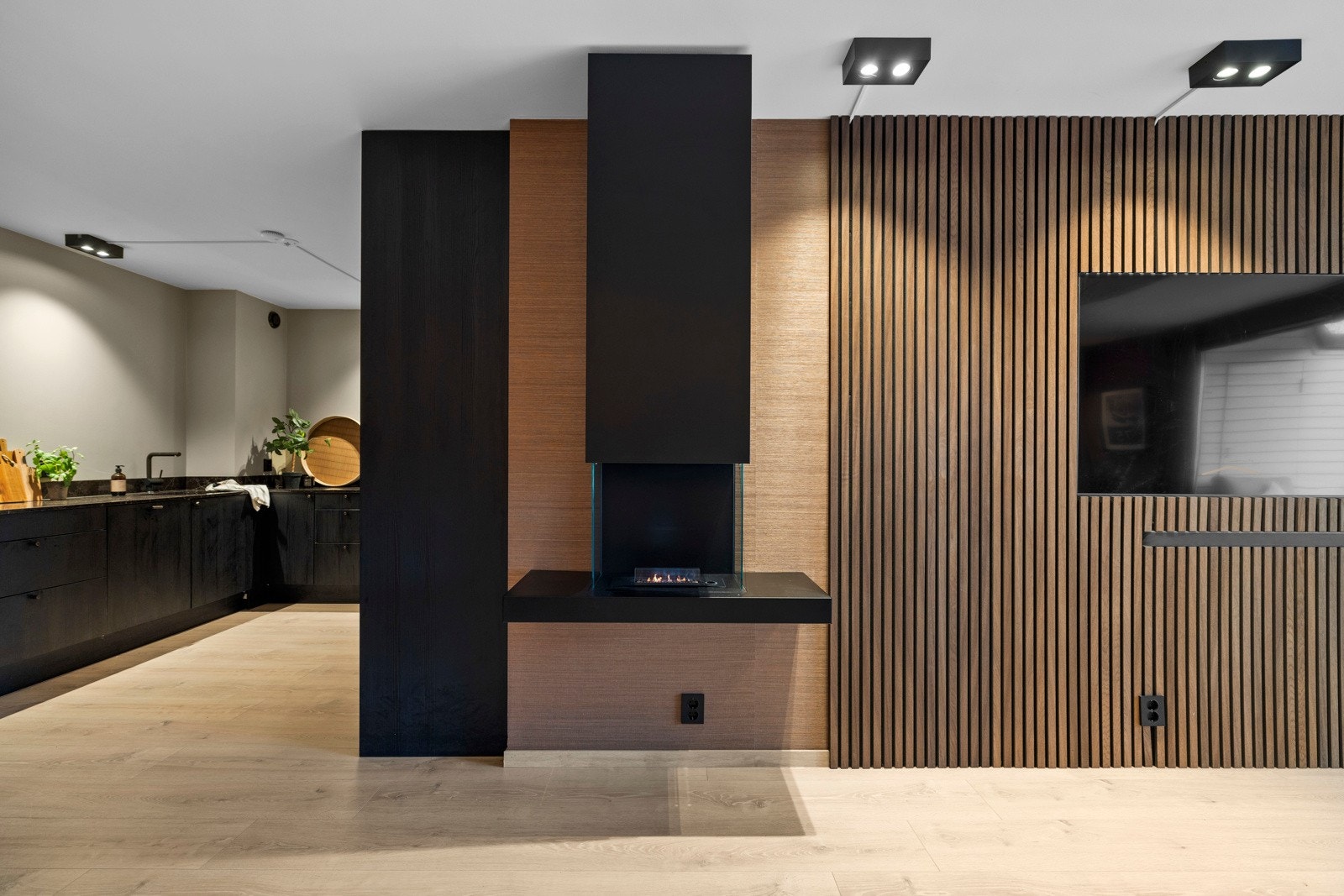 Leiligheten er nøye gjennomført med et påkostet kjøkken fra Norema, model Ragne. Galleribilde