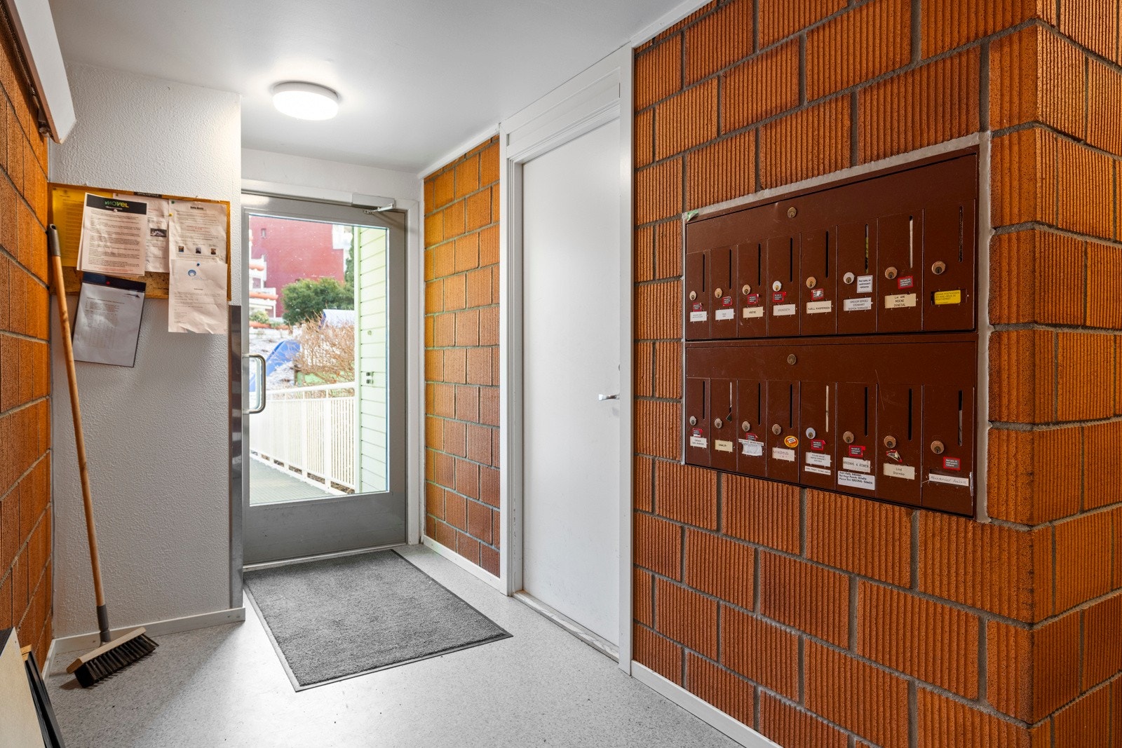 Inngangsparti med trappeadkomst til leilighetene. Galleribilde