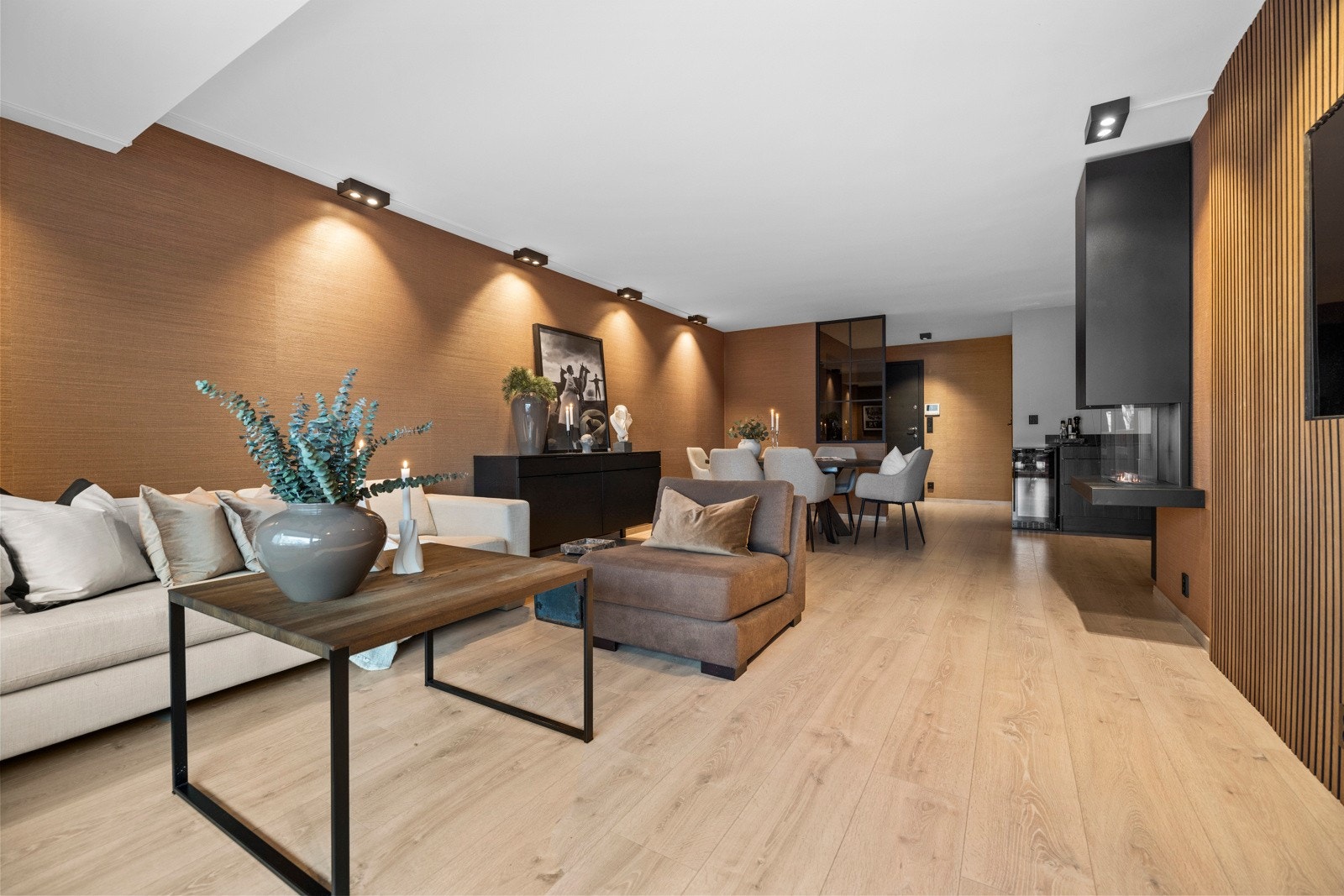 I stuen er det TenderFlame peis fra Halvor Bakke som skaper en lun og hyggelig stemning. Galleribilde