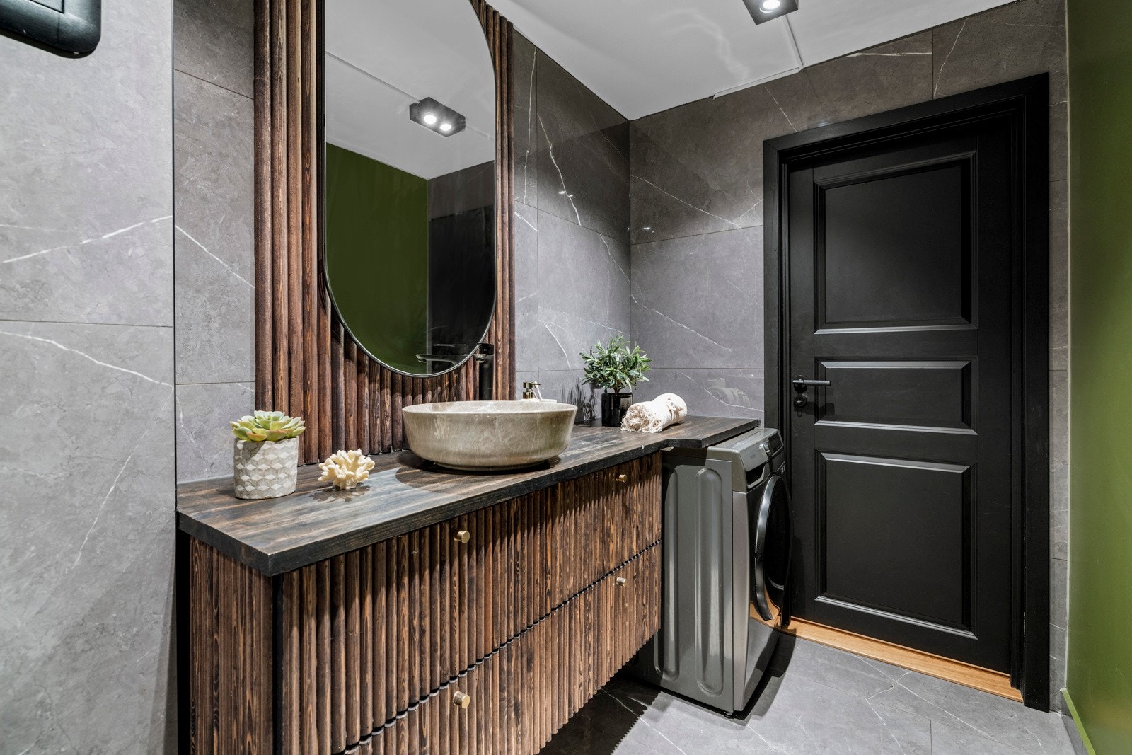 Innredningen er håndlagd og bak speilet er det montert ledlys. Galleribilde