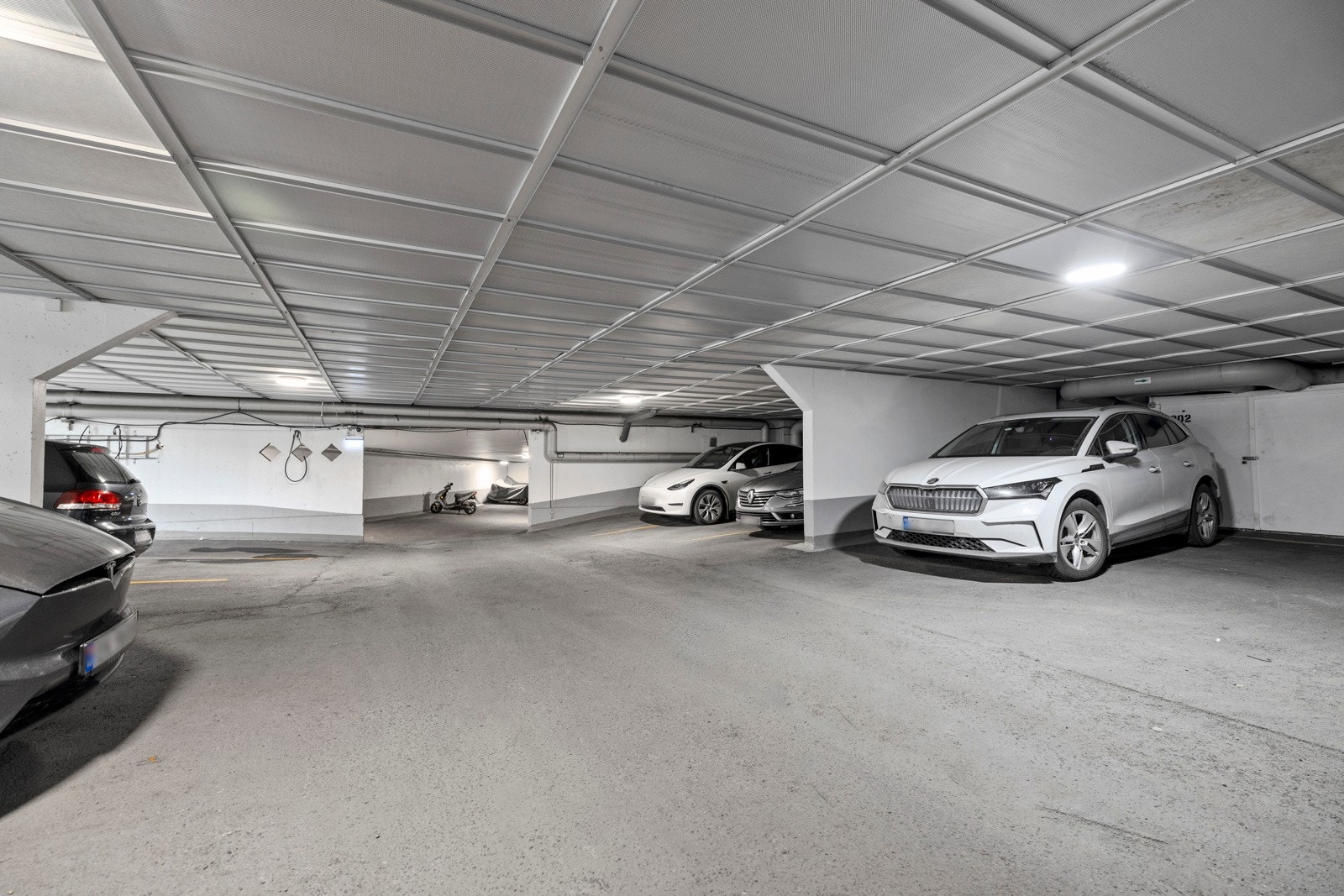 Parkeringsplass for 1 bil med el-bil lader. Galleribilde