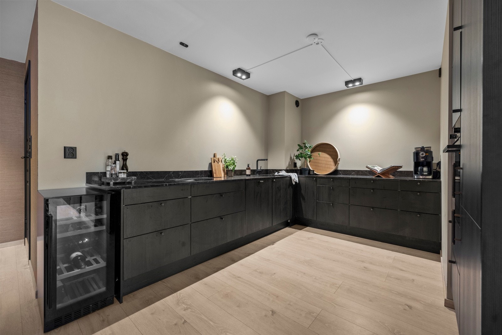 Ingen overskap, for et moderne og estetisk pent resultat. Kjøkkenet har likevel godt med lagringsplass og er av god størrelse. Galleribilde