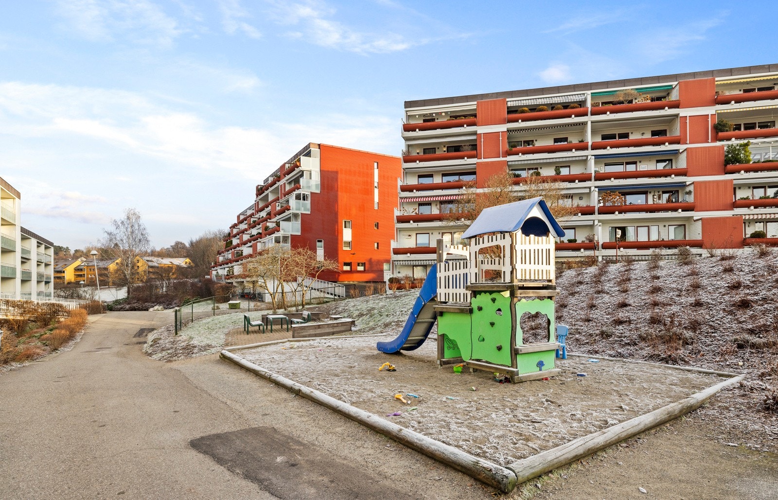 Borettslaget har fine opparbeidede fellesarealer med lekeplasser og ballbinge med kunstgress. Galleribilde