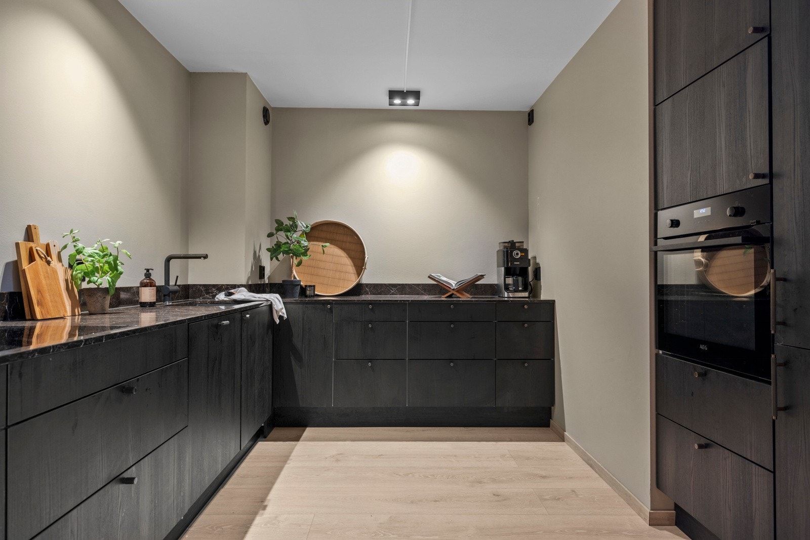 Benkeplaten er i kompositt fra Granitop. Veggmalingen er fra Farrow & Ball. Automatisk vannstopper og komfyrvakt er montert. Galleribilde