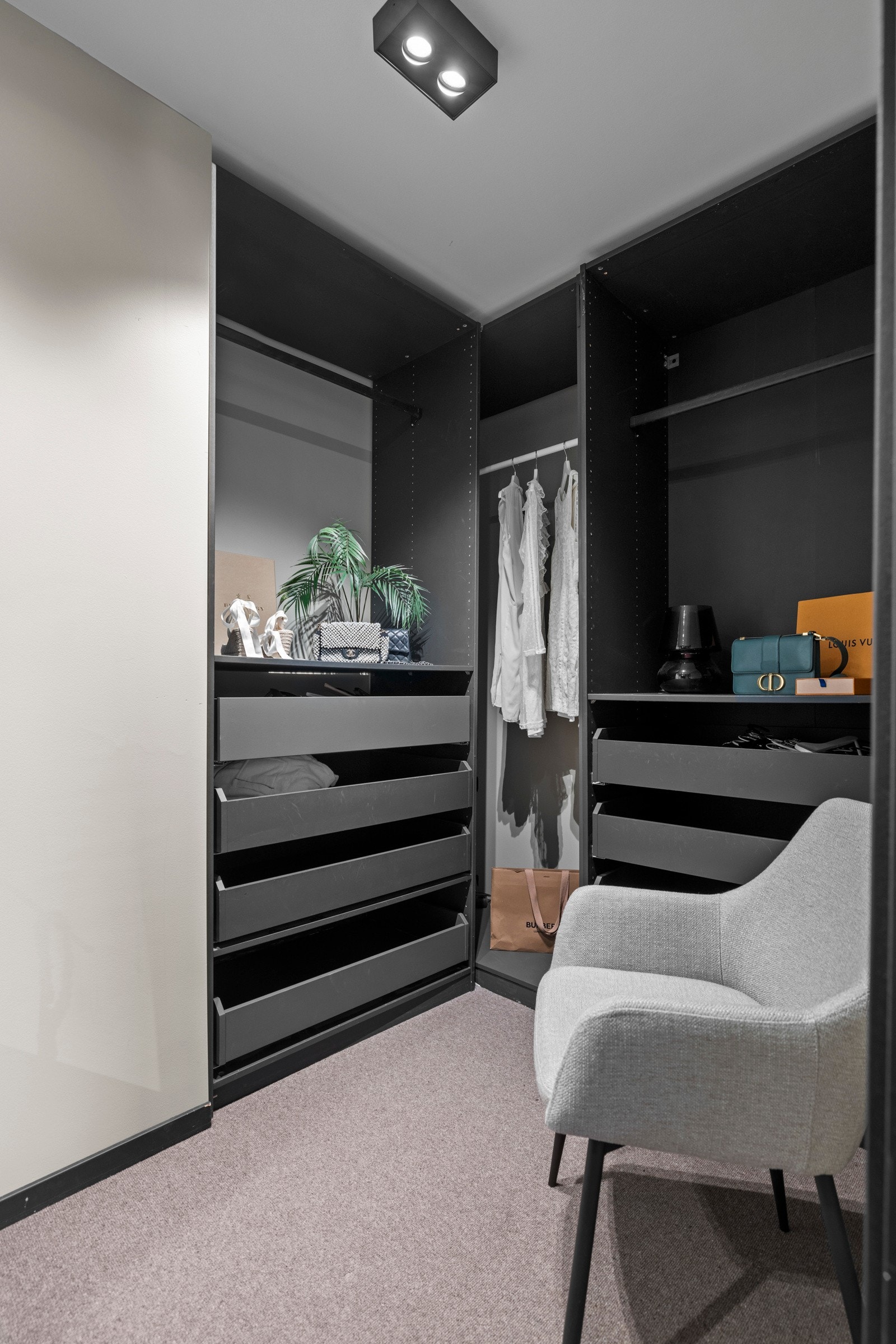 Den moderne og mørke paletten går igjen i hele boligen. Galleribilde