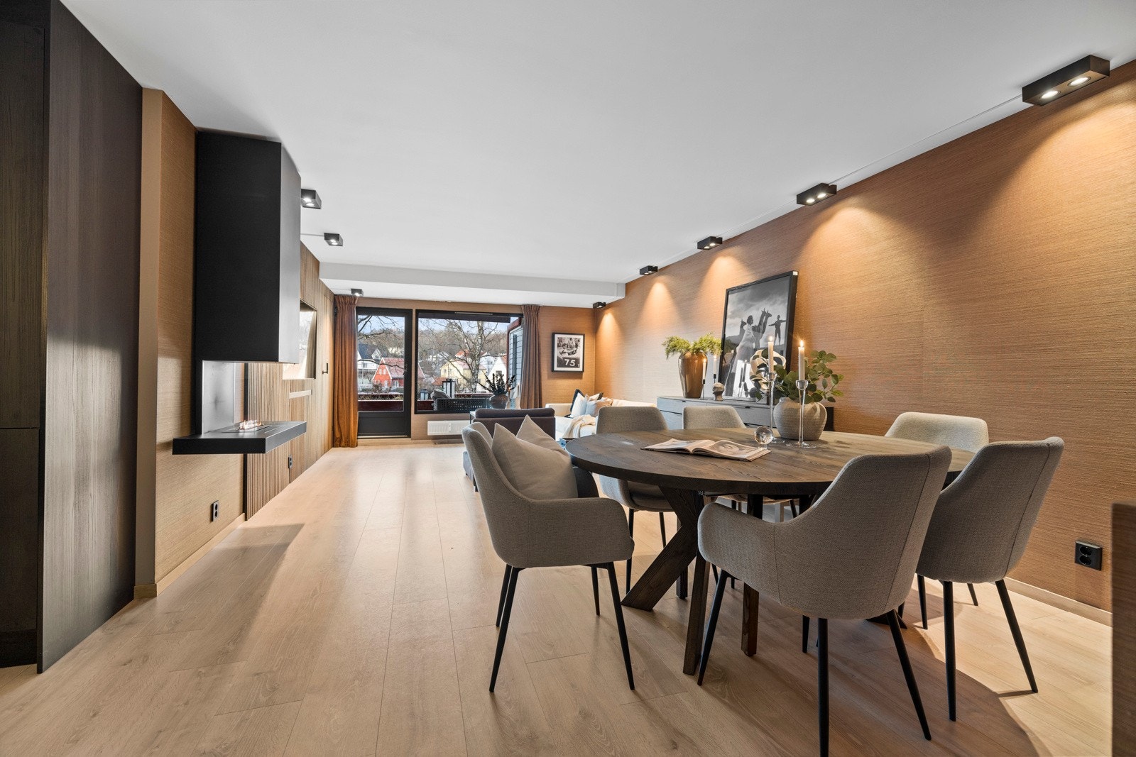 Hyggelig spiseplass i tilknytning til kjøkkenet innbyr til sosialt samvær med familie og venner. Galleribilde