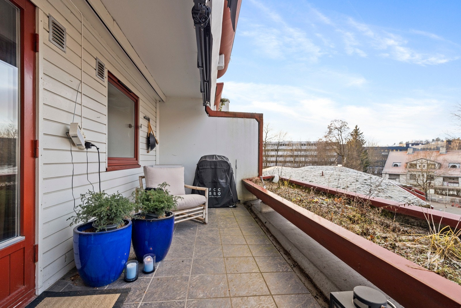 Terrassen vender mot nordvest og har et luftig utsyn og ingen gjenboere. Galleribilde