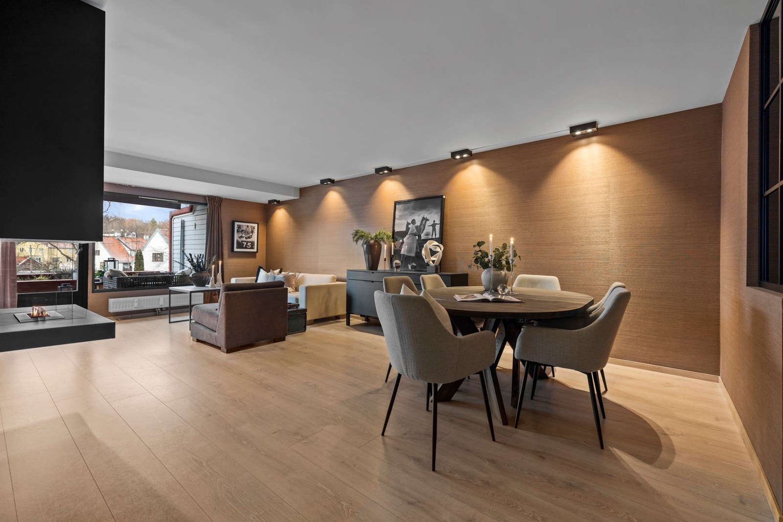 Leiligheten har en gylden lin/silke tapet fra Phillip Jeffries for et eksklusivt preg. Galleribilde