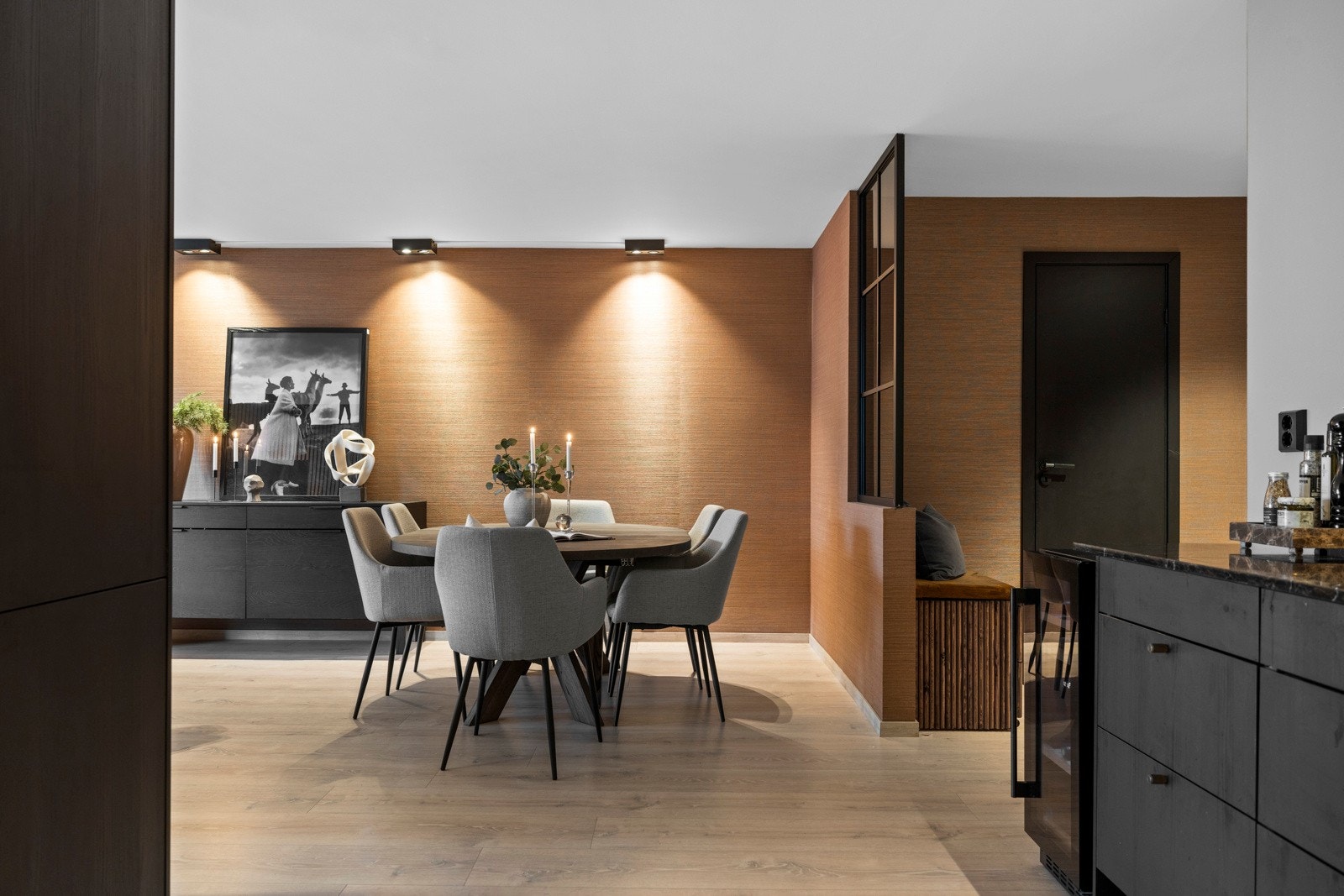 Kjøkkenet har en åpen løsning mot stueområdet. Galleribilde