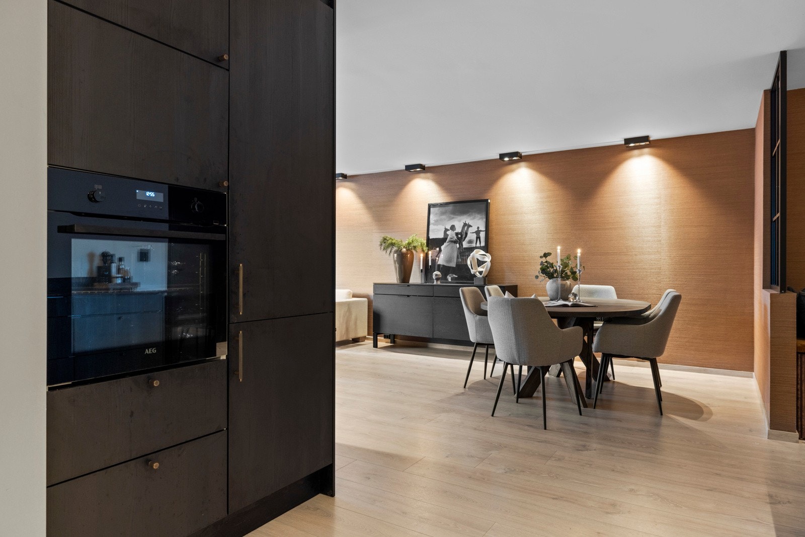 Lekker 2-roms leilighet som ble totalrenovert i 2022 med påkostede og eksklusive farge- og materialvalg. Galleribilde