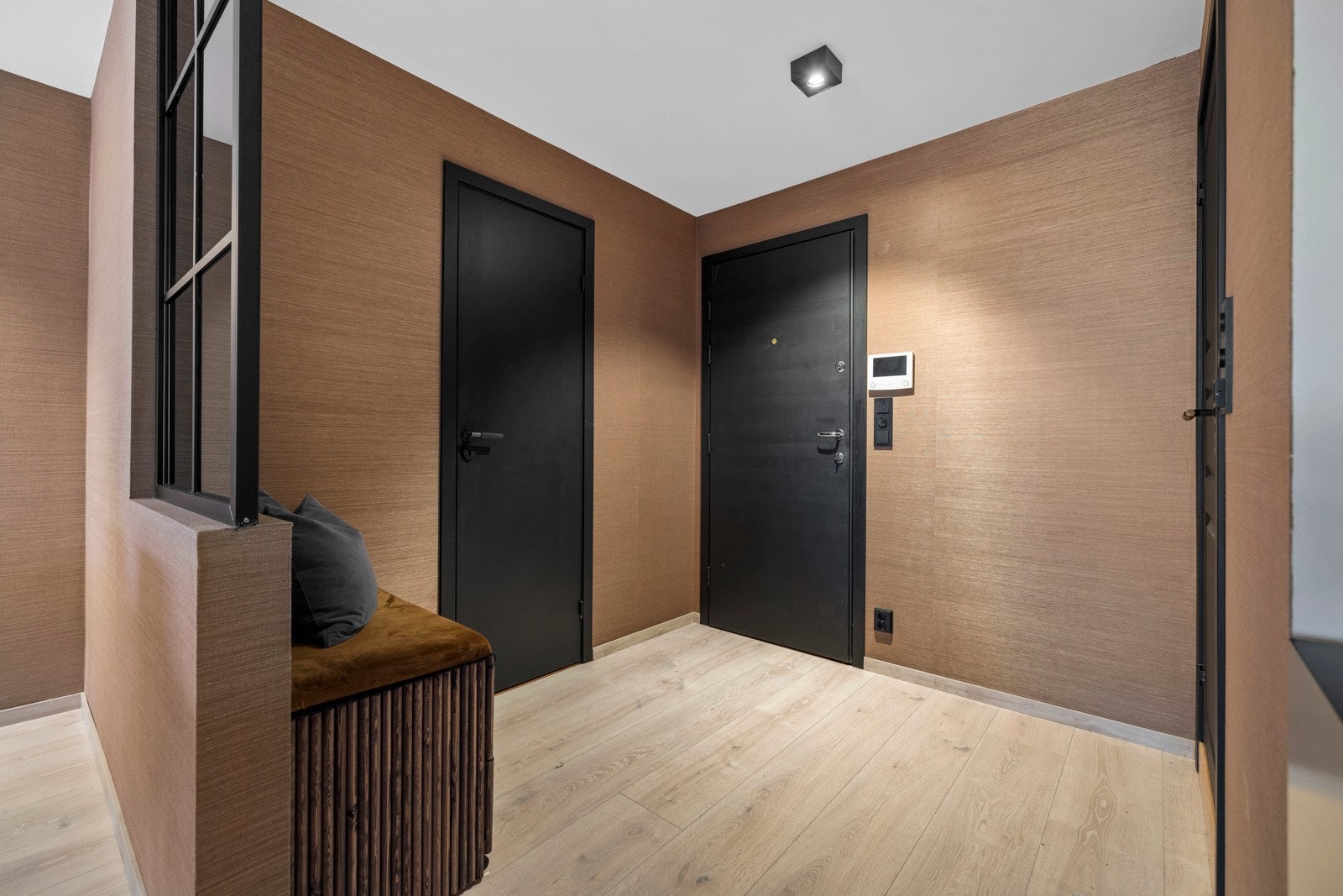 Velkommen inn! I entréen er det ny calling med skjerm. Den håndlagde kommoden som står til stil til resten av leiligheten følger boligen. Galleribilde