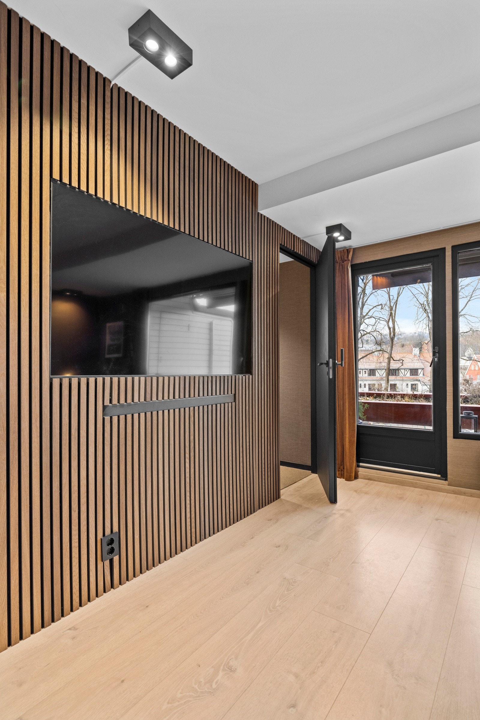 I spileveggen er det skjult dør som fører inn til soverommet. Galleribilde