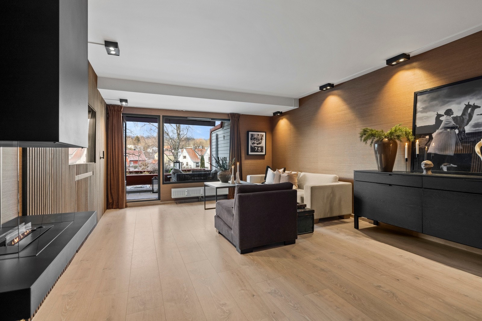 Spilevegg med lydemping der TV og lydplanke er innebygd. Galleribilde