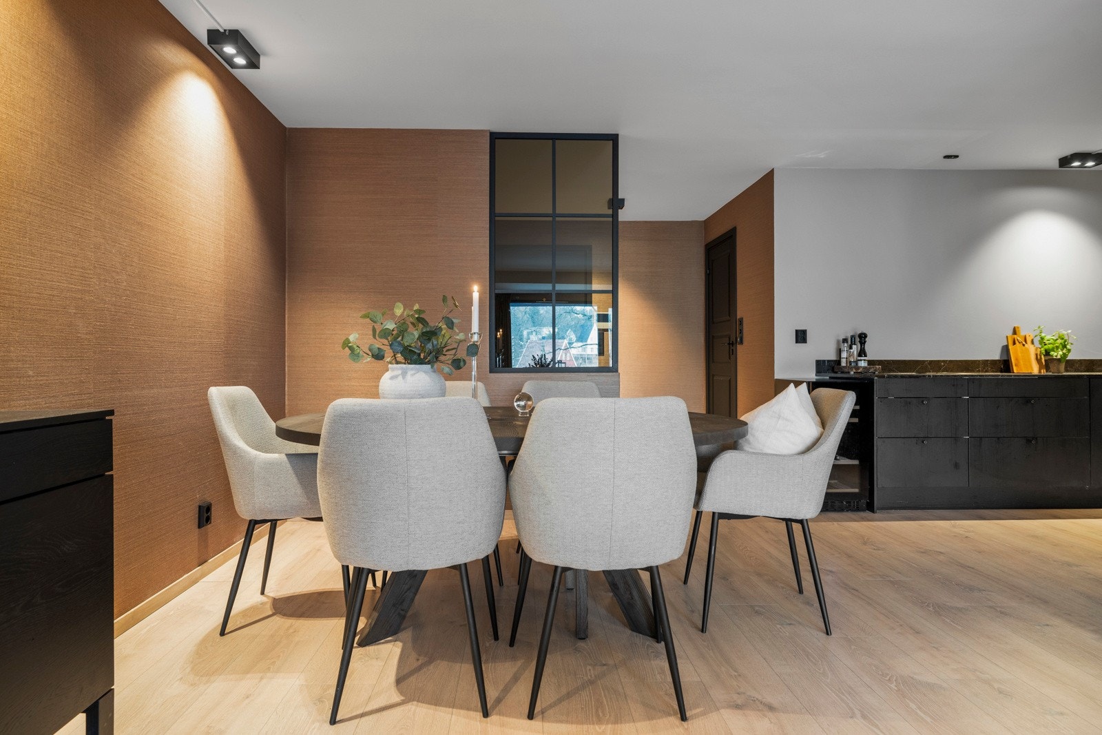 I taket er det montert sorte cubespotter som harmonerer de sorte detaljene ellers i boligen. Galleribilde