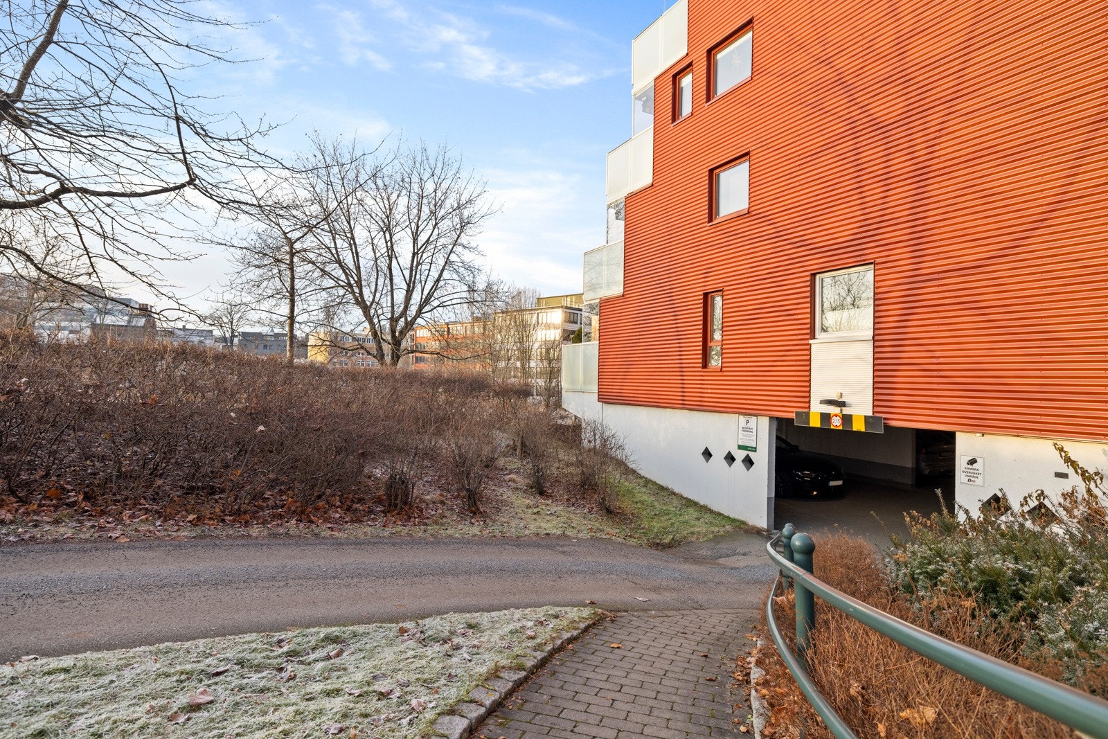 Innkjøring til parakeringsplassen i felles garasjeanlegg. Galleribilde