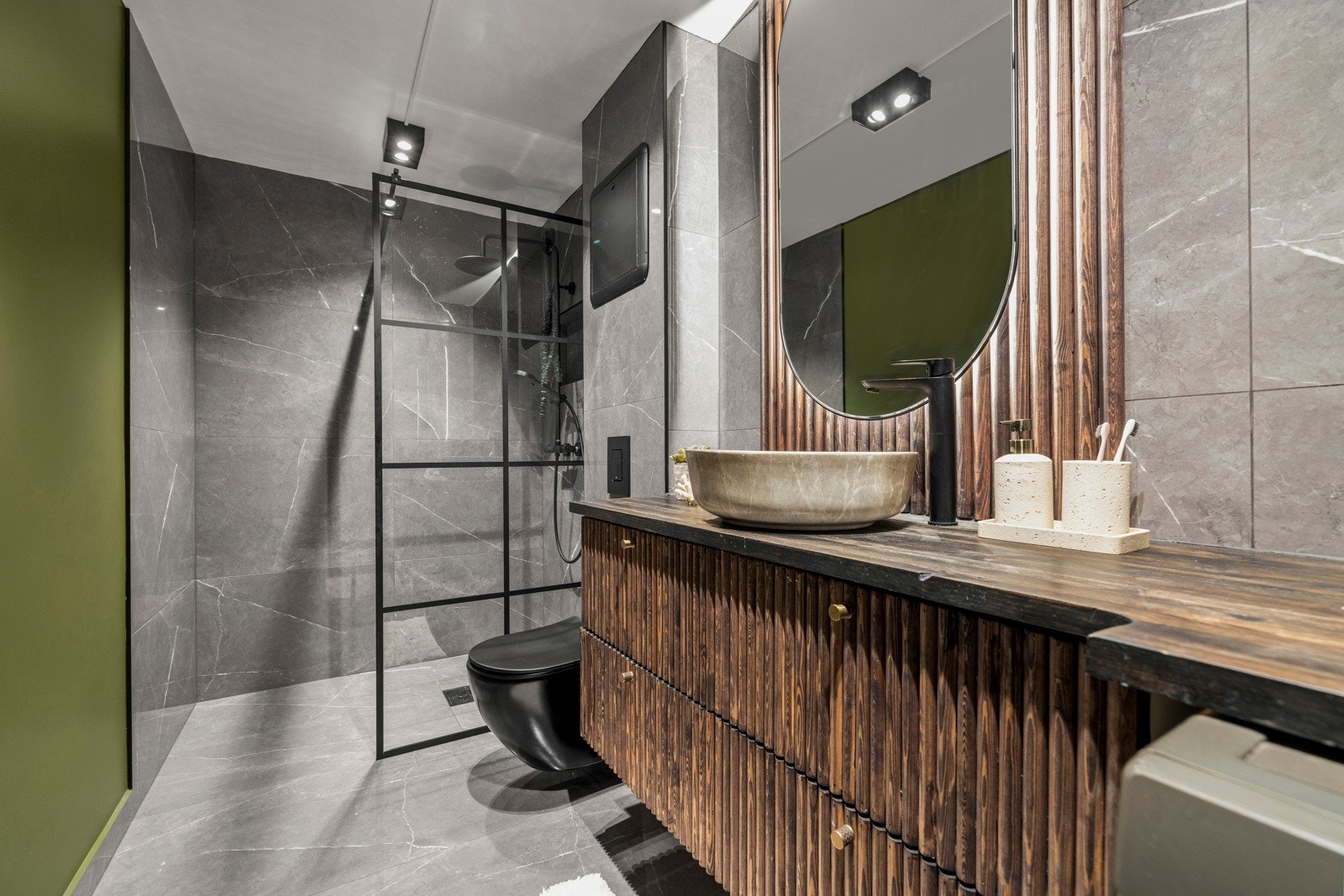 Bad fra 2022 med 60x60 fliser, utenom en dekorvegg som er malt med maling fra Farrow & Ball. Galleribilde