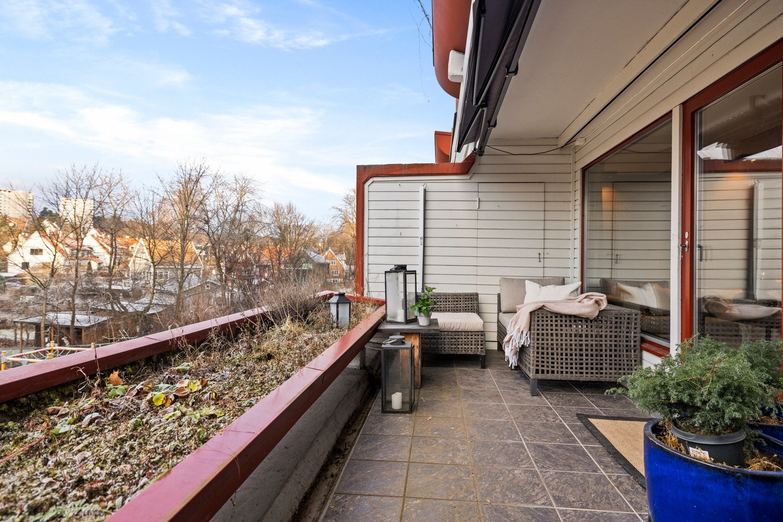 Fra stuen er det utgang til den 12 kvm store terrassen som har god plass til grill og utemøblementer. Galleribilde