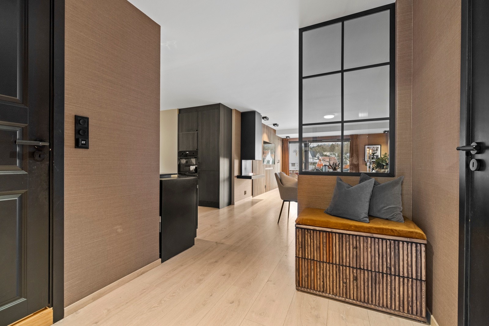 Velkommen inn! Til venstre er et moderne og stilrent bad. Til høyre er det bod med god oppbevaringsplass. Galleribilde