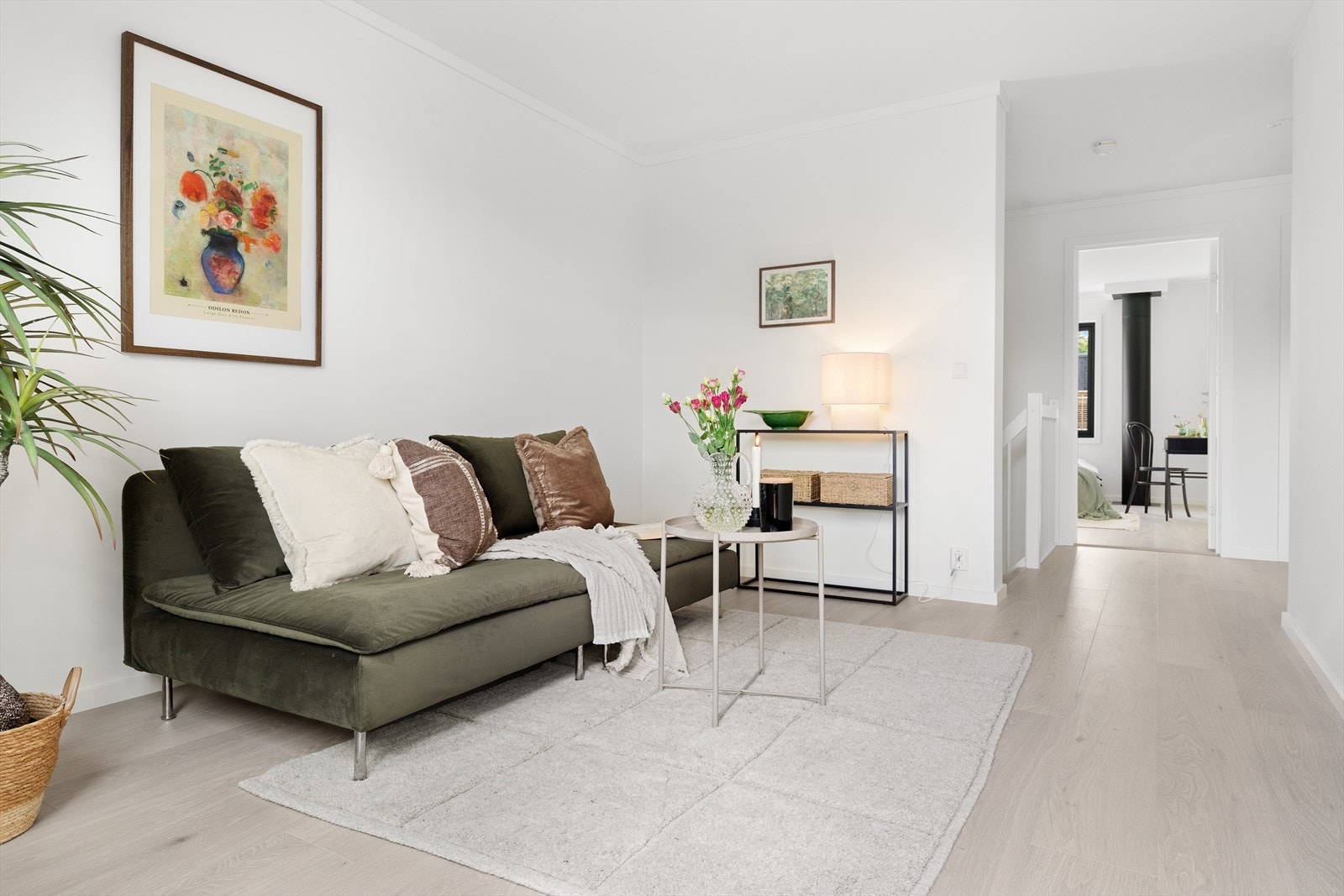 Stuen er lys og fin, med gode møbleringsmuligheter Galleribilde