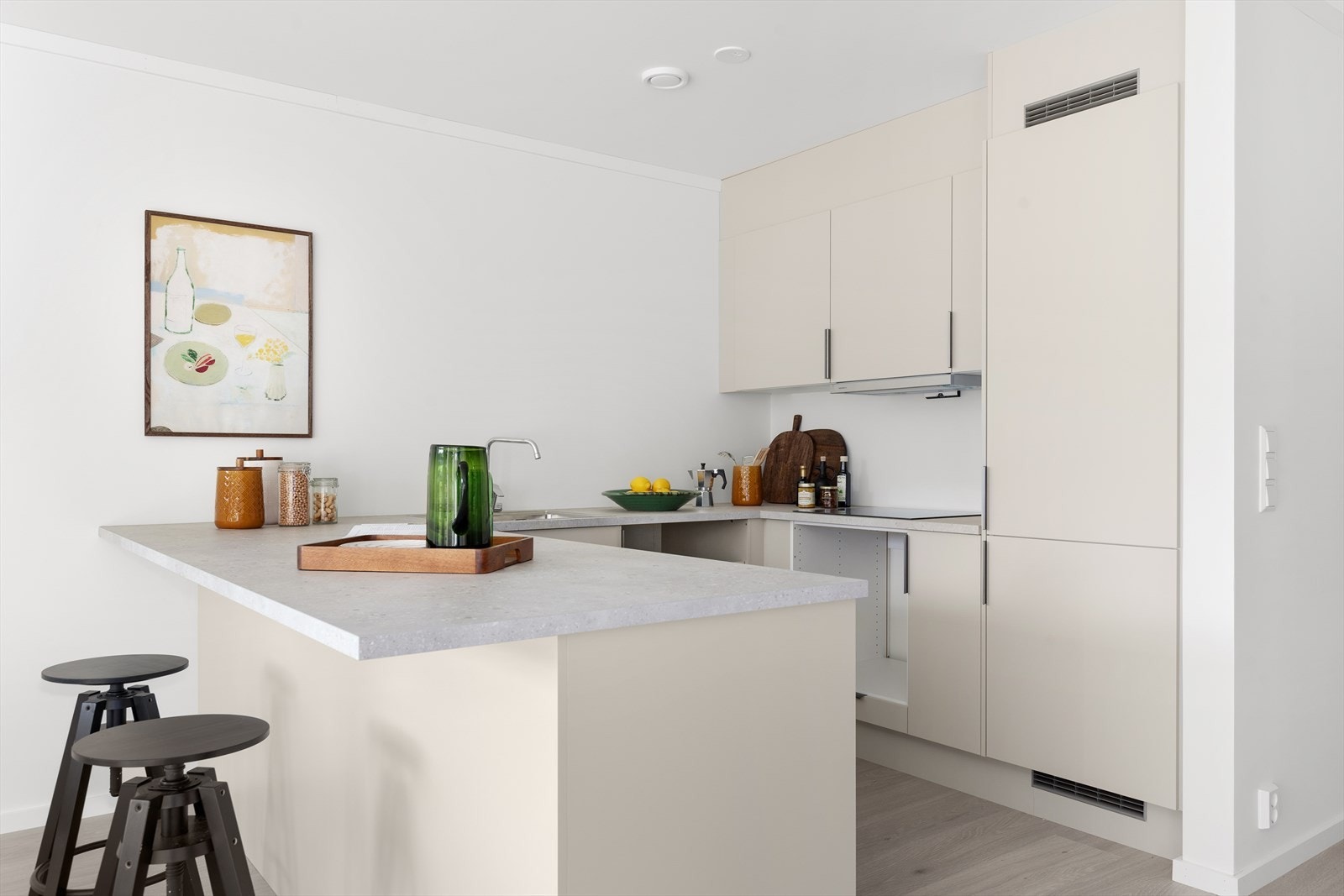 Kjøkkenet har praktisk barløsning Galleribilde