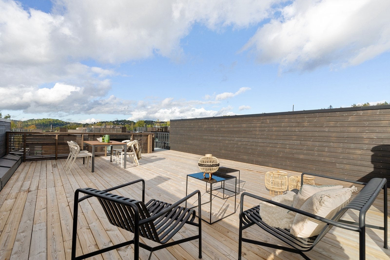 Takterrassen er meget romslig - her kan du møblere etter eget ønske Galleribilde