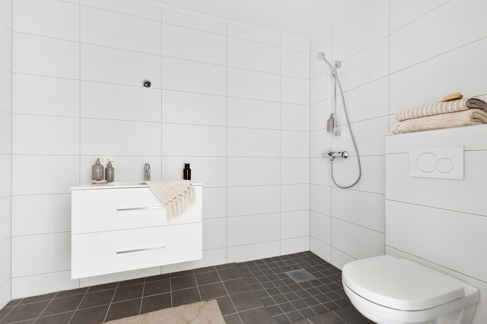 Etasjen har et romslig bad med varmekabler. Badet inneholder vegghengt toalett og servantinnredning, samt dusjhjørne Galleribilde