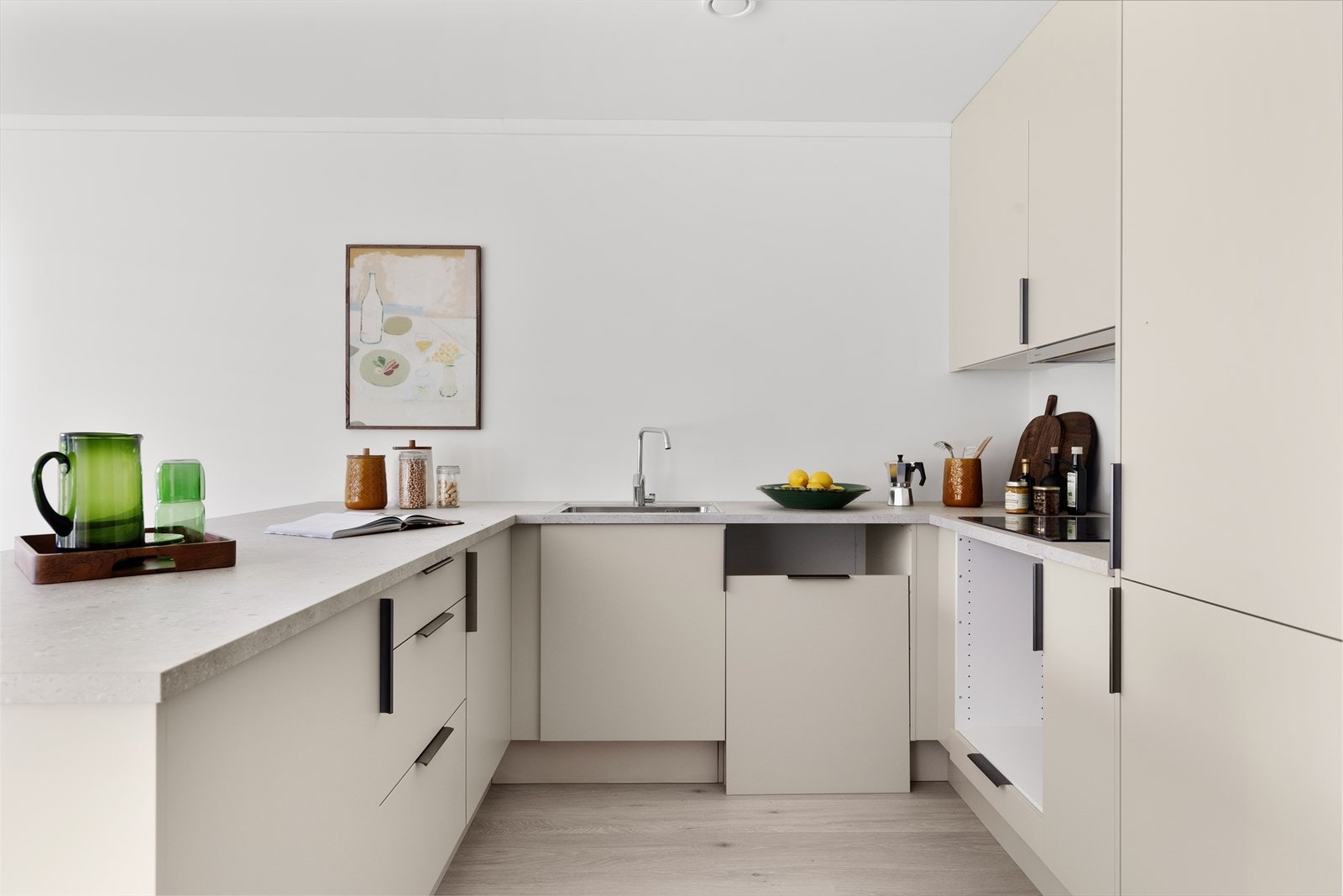 Det medfølger koketopp, samt er det tilrettelagt for integrerte hvitevarer for øvrig Galleribilde