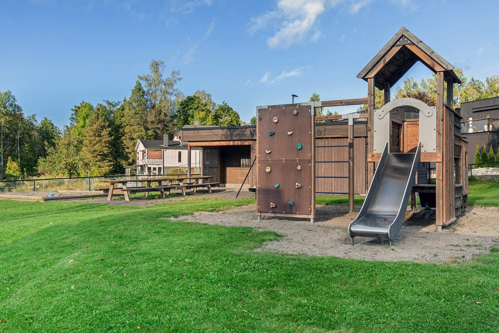 Solenga har meget flotte uteområder med flere lekeplasser, herunder Verdensrommet som kan brukes til feks barnebursdager eller felles sammenkomster i velforeningen Galleribilde